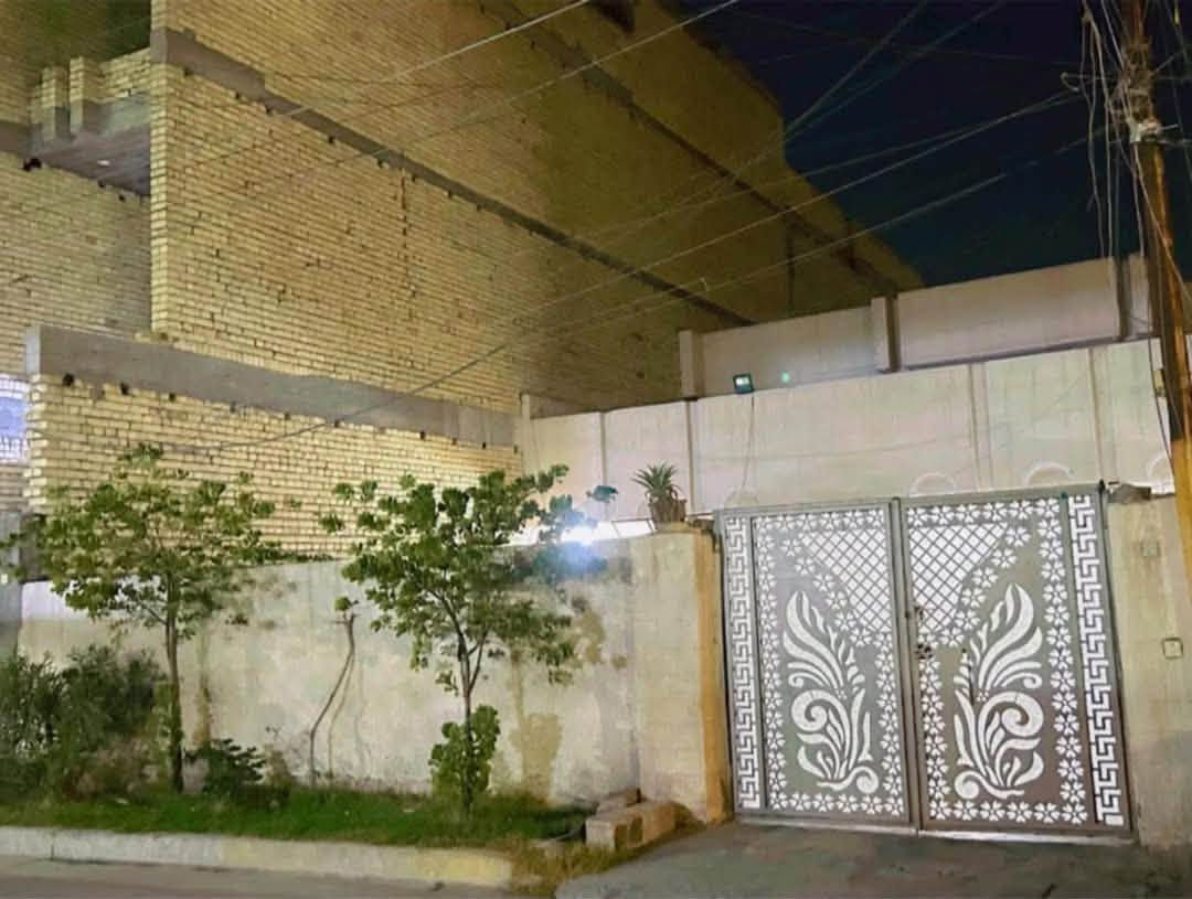 يوجد دار للبيع العنوان الشعب حي البساتين مقابل محكمة الشعب طابو ملك صرف
المساحة ٢٣٠ متر طابقين الواجهة ١٠ متر النزال ٢٣ متر 
يحتوي الطابق الاول على هول + استقبال + مطبخ + غرفة نوم + صحيات ٢ + منور ثنين 
الطابق الثاني يحتوي على غرفتين نوم + حمام 
توجد ارض تشجير مساحة ٢٠٠ متر تابعة للمنزل
جميع الخدمات متوفرة والشارع عريض
للاسستفسار على الخاص او الاتصال على هذا الرقم  ***********
