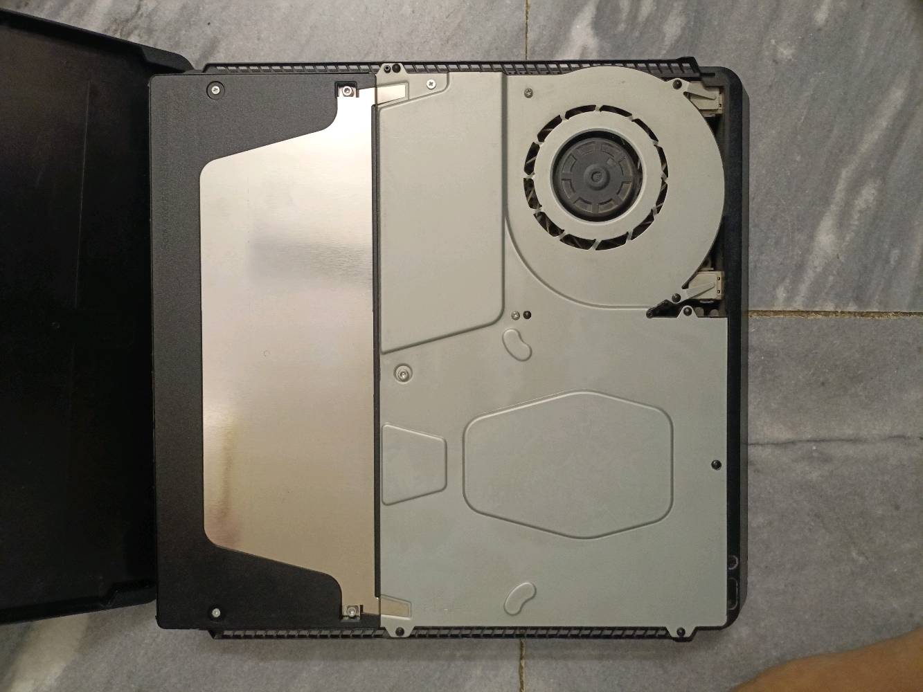 ‎عندي هذا بلي فور سلم للبيع نظافه كلش قويه
‎السعر 🟩 (((325الف))) 🟩بي مجال للشرايه
‎مواصفاته:
‎-مساحه 500 كيكا
‎-مستعمل قليل
‎-ما مفتوح
‎-ويا 6 العاب
‎
‎ملحقاته:
‎-ويا 6 العاب
‎-ويا يدات ثنين اصليات جايات ويه البلي
‎-ويب كام اصلي جايه ويه البلي
‎-كيبل hdmi
‎-غلاف جوستك واحد
‎-كيبلات شحن يدات
‎-كارتون البلي و قليل تلكه بلي ويه الكارتون
‎
‎للتواصل على الرقم واتساب فقط 
‎***********
