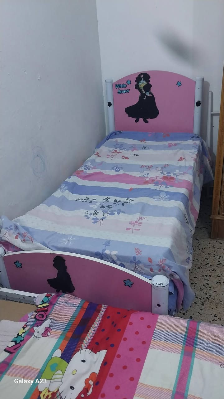 جرابي اطفال للبيع بحالة جيده سعر السرير الواحد ٦٠ الف وكنتور تفصال ٣ ابواب وبحالة جيده ب٢٥٠ للاستفسار مراسلة الرقم ***********
