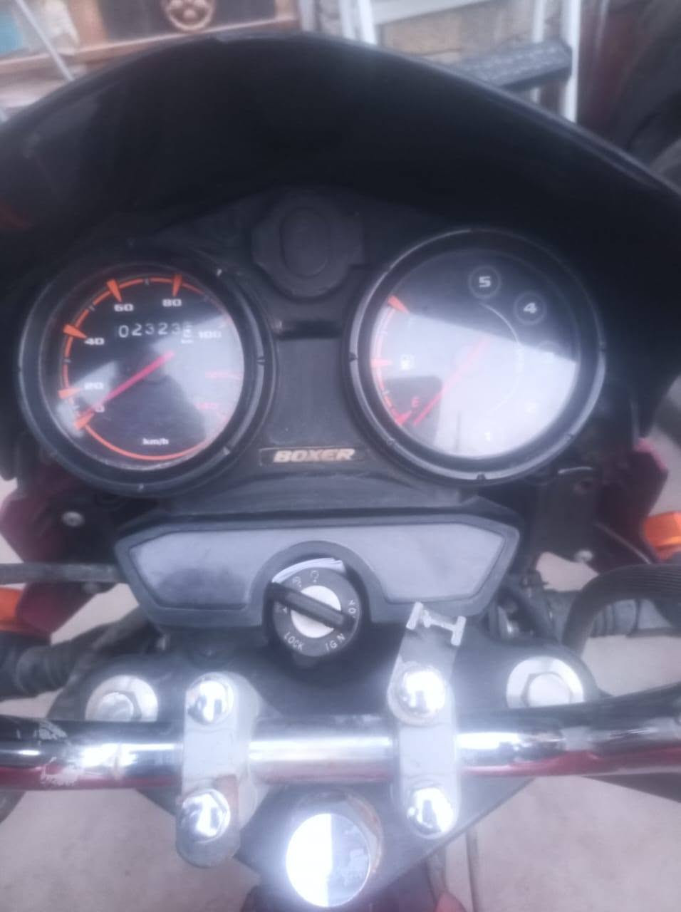 بوكسر موديل ٢٤ رقم ديالى مشروع وطني بيها نواقص بسيطه يده كلج دواسه درع باتري 
العنوان بغداد البلديات 
مكلف بل نشر رقم صاحب الدراجه 
*********** 
سعرها مناسب
