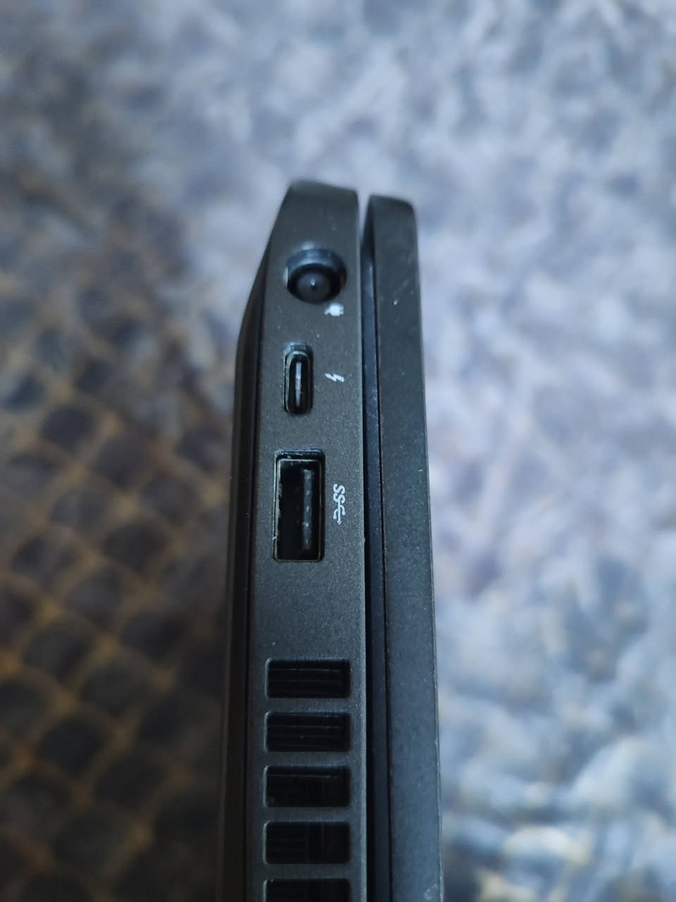 السلام عليكم ورحمه الله
لابتوب ديل dell مستعمل شي قليل مواصفات جدا قوية 

المعالج (CPU): Intel Core i7 من الجيل التاسع فئة H العالية الأداء 
الذاكرة العشوائية (RAM): 16 جيجابايت DDR4.
التخزين (SSD): 256 جيجابايت SSD.
كرت الشاشة (GPU): منفصل بسعة 4 جيجابايت (مخصص لبرامج الهندسة والتصميم مثل civil 3D وبرامج اخرى تحتاج مواصفات قوية
الشاشة: بحجم 15.6 بوصة (دقة Full HD).
منفذ سيم كارد sim

السعر 400 الف 
اتصل او راسلني واتساب على هذا الرقم ***********

