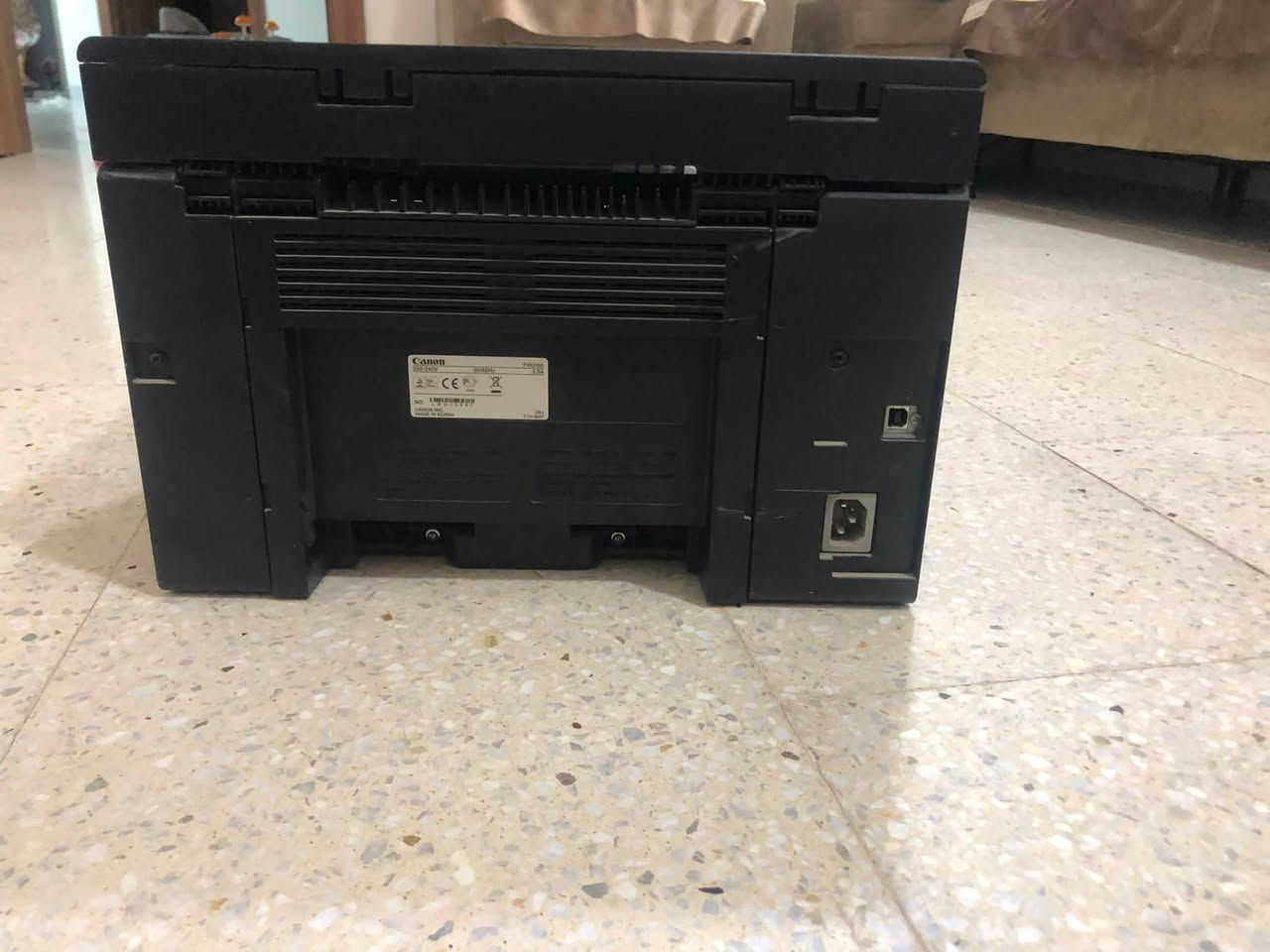 عندي طابعه canoni sensys mf3010 متعدده الوضائف مواصفاتها طباعه استنساخ ماسح ضوئي طباعه اسود وابيض طباعتها سريعه بجوده ودقه عاليه اقتصاديه بحبر الطباعه ومتوفره الاحبار بسهولة توصيلها عن طريق كيبل USB مستعمله قليل السعر 180 التوصل عن طريق الرقم ***********
