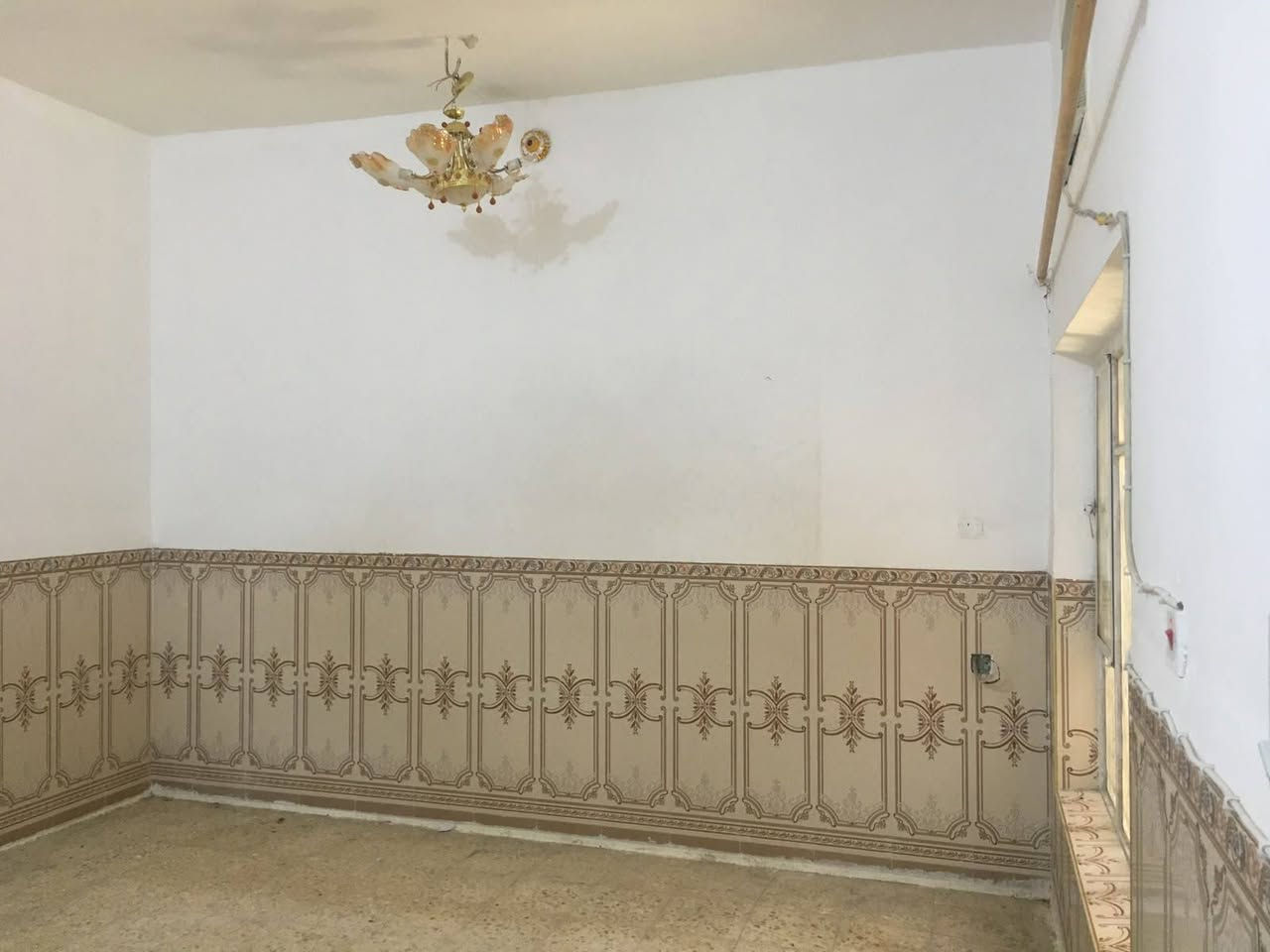 مستمرين معكم افضل العروض مكتب حيدر للعقار *********** دار زراعي سند ٢٥ مساحه ٢٠٠متر طابق واحد ٢ غرف نوم صاله كبيره إستقبال مطبخ مجمع صحيات طارمه كراج سياره بناء حديث موقع ممتاز كافه الخدمات طويريج حي المثنى قرب مكتب النائب غفران السعر ١٨٠ مليون مع المجال بسيط بيع مستعجل
