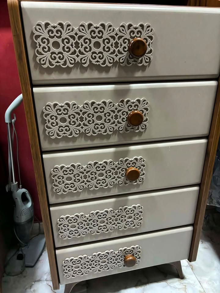للبيت غرفه نوم مع الدوشك
العنوان بغداد شارع المغرب 

***********
