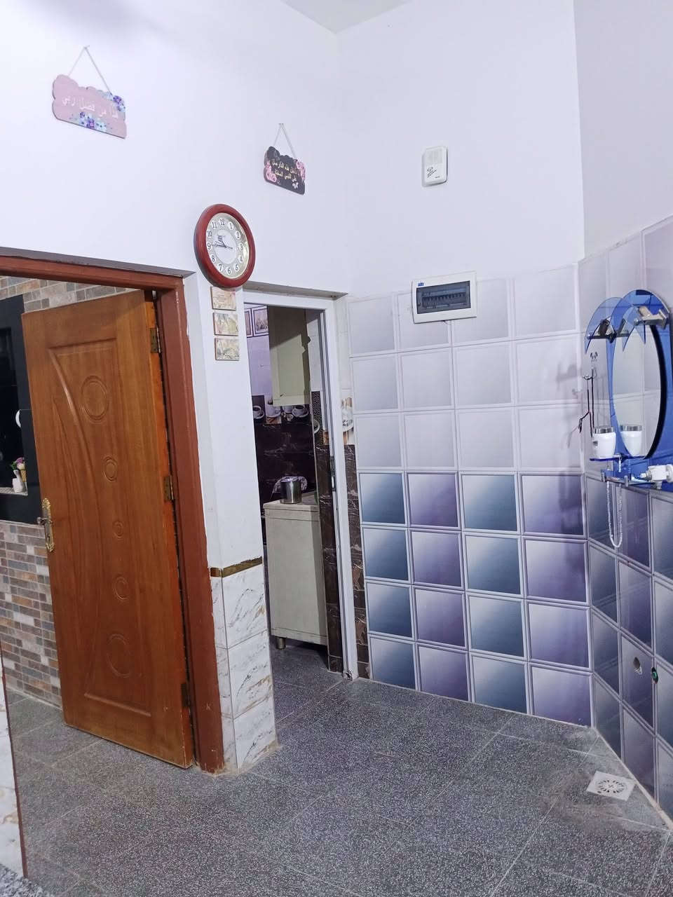 سلام عليكم بيت للبيع مساحه 200 متر يحتوي على غرفتين وصاله صحيات 2 رابع بيت عن الشارع العام ومحل 8 أمتار السعر 75 وبي مجال شارع تبليط 12 متر العنوان الناصريه فوق من الأسكان الصناعي عمود 46 شارع ال صحن للأستفسار على الرقم ***********
