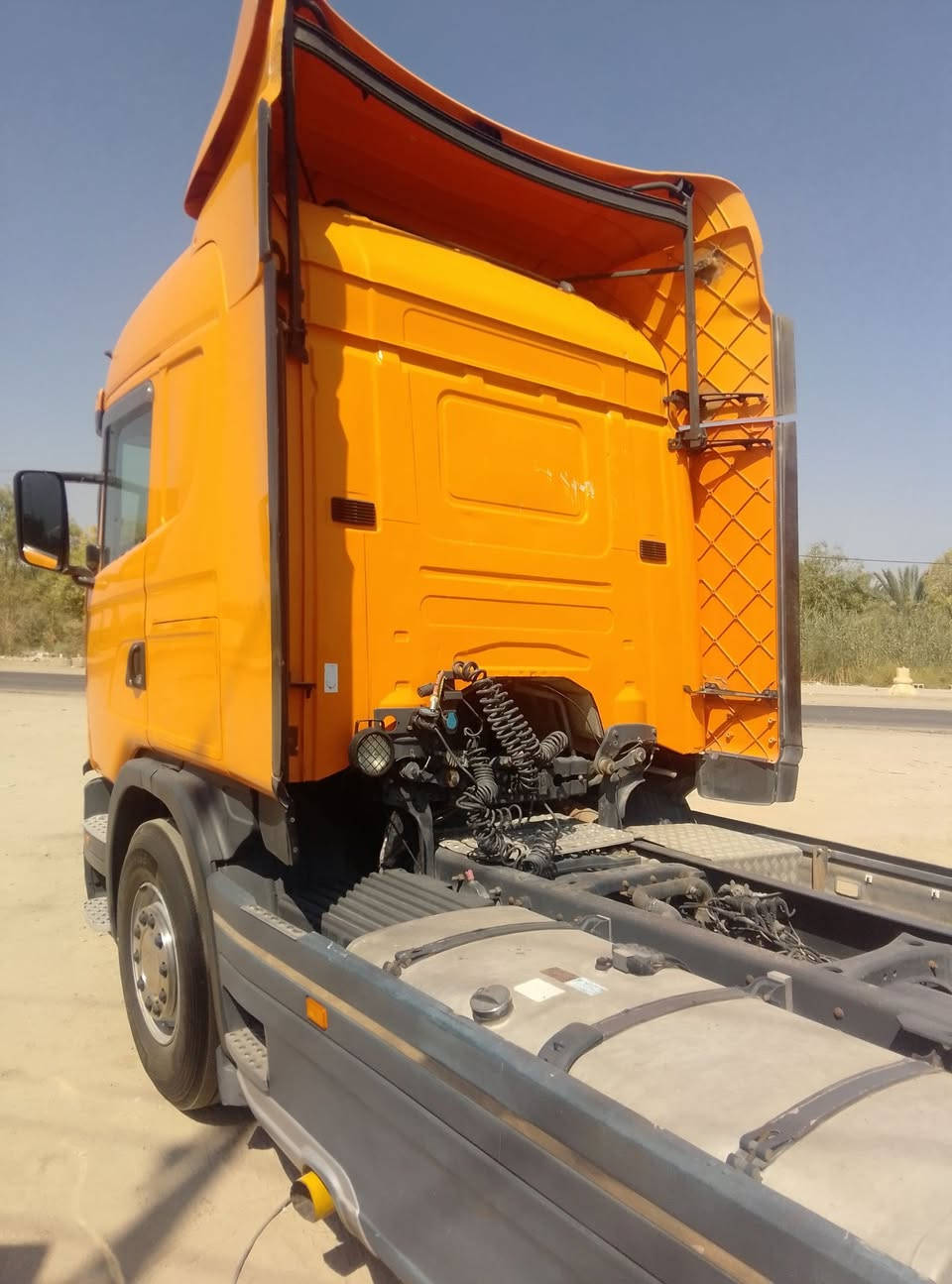 سلام عليكم سياره سكانيا للبيع موديل 2011 عرجه بدون كلج فول مواصفات كامره حساس رتايدر ثلاجه تخم تاير مربوطه عربانه فلات اربع محاور كفاله عامه السعر بس راس 260 واسط قضاء الصويره للستفسار اتصل ***********
