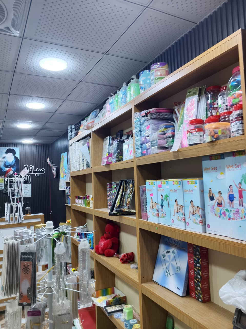 ✨📢 فرصة مميزة للبيع في الكوت 📢✨
🏪 مكتب الامزون 
مكتب متكامل وجاهز للعمل حاليًا ✅  
موقع ممتاز وحركة جيدة 🔥

📚 يحتوي على:
✔️ قرطاسية متنوعة  
✔️ اكسسوارات موبايل  
✔️ميز صيانة معه كامل ملحقات الصيانة
✔️العاب اطفال
✔️ شواحن وكفرات متنوعة 📱  
✔️ حاسبةعدد 1+ طابعة 2 🖨️ 
✔️عاكسه + بطاريه 
✔️ تفعيل خطوط 📶  
✔️ ماكنة أرصدة 💳  
✔️ سبلت سقف ثانوي ❄️  
✔️ ديكور حديث ومرتب ✨

💰 السعر: 6 مليون و500 ألف فقط اليجار مال محل  ب 75  

📍 العنوان:  
الكوت – حي الحكيم _ نزلة بني تميم 
مقابل مدرسة الوقار لابتدائيه 3 شفتات يداومون 

📞 للاستفسار والتواصل:  
***********

📝 سبب البيع:  
صاحب المكتب مرتبط بالدوام في بغداد، لذلك تقرر بيع المكتب رغم جاهزيته الكاملة للعمل.
