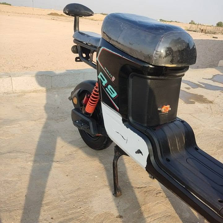 السلام عليكم دراجة شحن R9
دراجة كاملة ما نقاصها شي 

كهربائيات كلها شغاله 
تاير خلفي جديد

5بطاريات موديل 26 كبار  اصليه من شركة ونلي 

فول نظافة محافظ عليها 

دراجة ما داخلة صيانة ابد كلشي بيها بلادي 

مكاني بصرة 
سعر 375 وبيها للشراي 
ويرحم والديكم اقل ال300 لا تتصل 
لان دراجة تسوى وما متعوبه 

للتواصل واتساب / ***********
