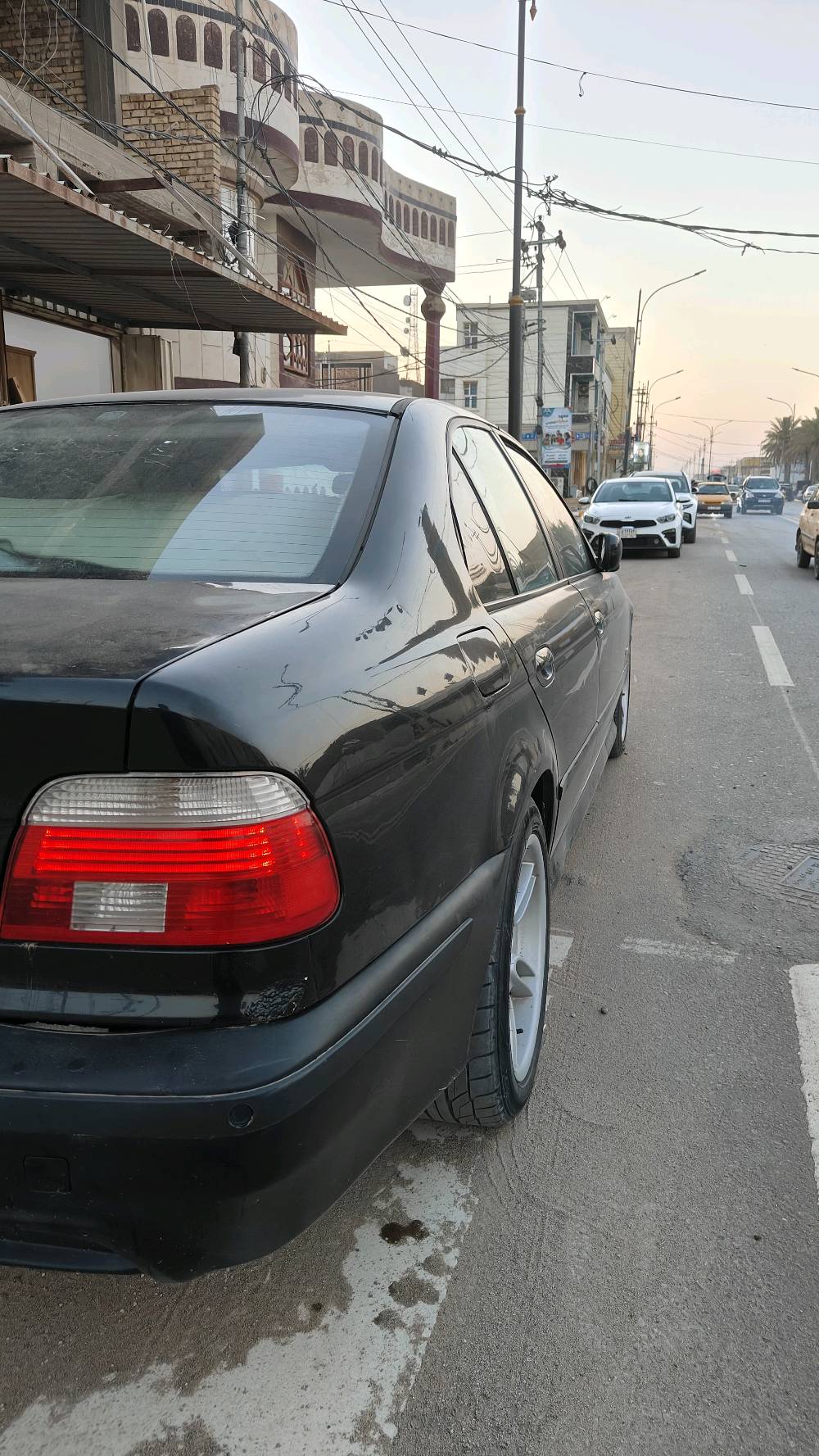 بي ام صقر v8 /مديل٢٠٠٠
كفالة 
صبغ عام بأسمي
ممكن تحددلي الموديل بالضبط؟ يعني بي إم شنو سلسلة السيارة (E39 لو غيره)؟: 
bmw e39 540i
شكد ممشايتها تقريباً؟ وهل المكينة والگير على شرط بيهن أي صرفية أو أعطال حالياً؟: 
177 كفالة 
وين موقع السيارة بالضبط بأي محافظة/منطقة؟: 
الديوانية
السنوية والاستمارة شنو وضعهن؟ وهل البيع تفويض لو نقل ملكية مباشر؟: 
تنتهي سنة ٢٠٢٩