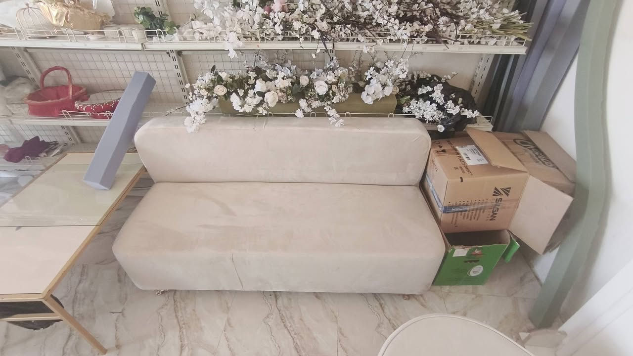 مسويه بيدي درجه اوله  ولخشب بلاويد والقماش والسفنج الضل نوعيه طول ١٧٠ وعمق ٦٠ نضيفه ومامستخده  ابد ابد ابد وماعندي توصيل 
مكاني ديالى 
***********

