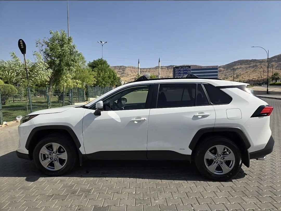 إعلان بيع سيارة تويوتا راف فور
​النوع والموديل: تويوتا راف فور (RAV4)، موديل 2025.
​الفئة: XLE هايبرد (HEV).
​اللون الخارجي: أبيض.
​العداد (الممشى): 26,278 كيلومتر.
​اللوحات المرورية: تحمل لوحات محافظة دهوك (24) مرقمة وجاهزة.
​استهلاك الوقود: اقتصادية جداً بفضل نظام الهايبرد، بمتوسط استهلاك مسجل يبلغ 6.3 لتر لكل 100 كيلومتر.
​المواصفات الداخلية والتقنية:
​شاشة وسطية حديثة تعمل باللمس تدعم نظام (Drive Connect).
​شاشة عدادات رقمية تعرض معلومات تفصيلية لنظام القيادة الهجين (ECO, CHG, PWR).
​المواصفات الخارجية:
​مزودة بسكك سقف علوية (Roof rails).
​عجلات ألمنيوم (جنوط) خماسية الأضلاع.
​الملحقات الإضافية: تأتي السيارة مع كتيبات الضمان ودليل المالك الأصلية لعام 2025، بالإضافة إلى حصيرة مطاطية لحماية أرضية الصندوق الخلفي.
​السعر: 28,000 دولار (280 ورقة).
​للتواصل والاستفسار: *********** دهوك, العراق
