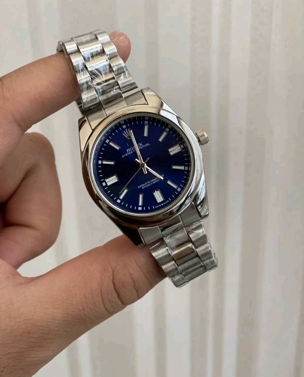 🔥 رولكس ROLEX كلاسيك.. كشخة وفخامة مع توصيل مجاني! 🔥لكل إطلالاتك الرسمية واليومية، ساعة رجالية بتصميم كلاسيكي ناعم وسوار معدني فضي أنيق يفرض حضوره بكل مكان. 😎✨🎨 ألوان المينا المتوفرة:🟢 أخضر ملكي | 🔵 أزرق أنيق | ⚫ أسود فخم | ⚪ فضي فاتح💰 السعر: 20,000 دينار عراقي فقط!🚚 التوصيل مجاني بالكامل لكافة محافظات العراق! 🎁📥 للطلب السريع: أرسل رسالة للخاص (الدايركت) باللون المطلوب مع الاسم، العنوان، ورقم الهاتف
