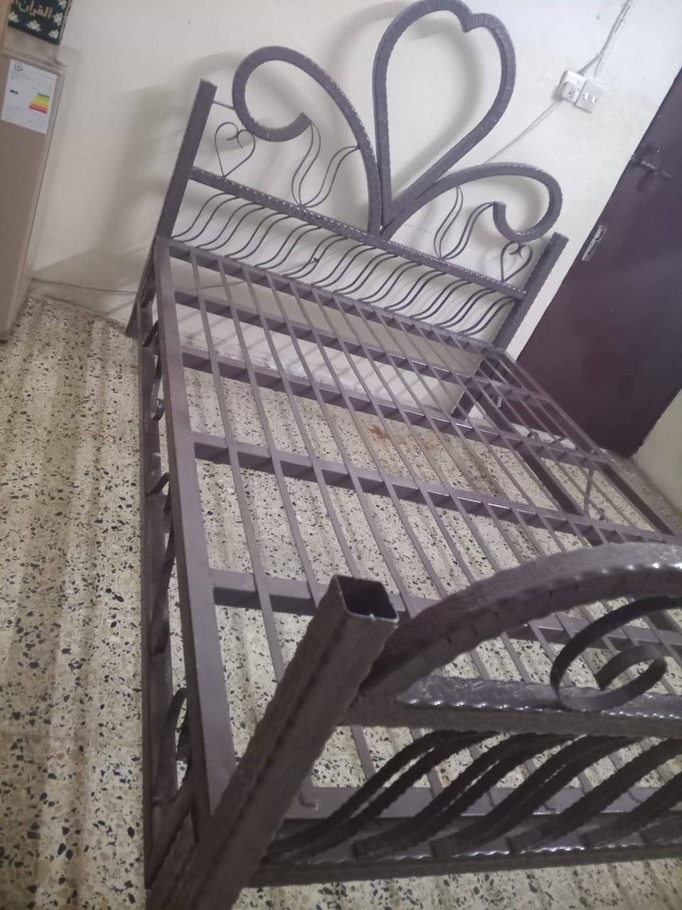 تخت حديد • اخو الجديد • فيه مجال