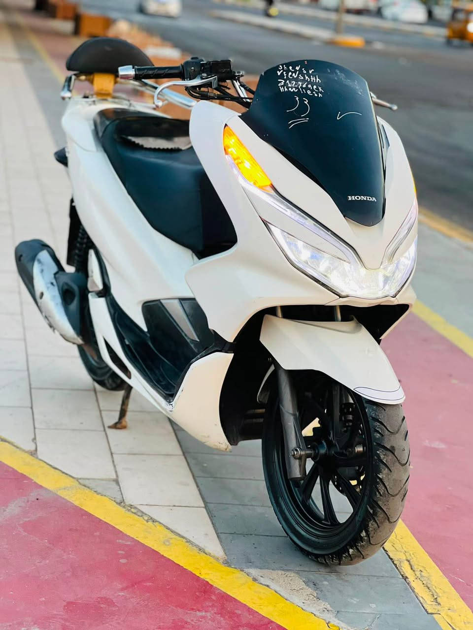 للبيع دراجه pcx  جيل ثالث بصمه الحديث  مكينه 150 حساس حرف A نوزل خطين ستان كهربائي ماشية18 الف زيرو الدراجه مال بيت حساس ازدحام دراجه جديده  حساس شلعه معدل خير من الله دراجه تتعب تكول جديده مال جناي  مكان بغداد الكرخ السعر 14 ونص وبيهه مجال والاستفسار *********** بغداد, العراق

نص مكتوب في الصور:
- HONDA