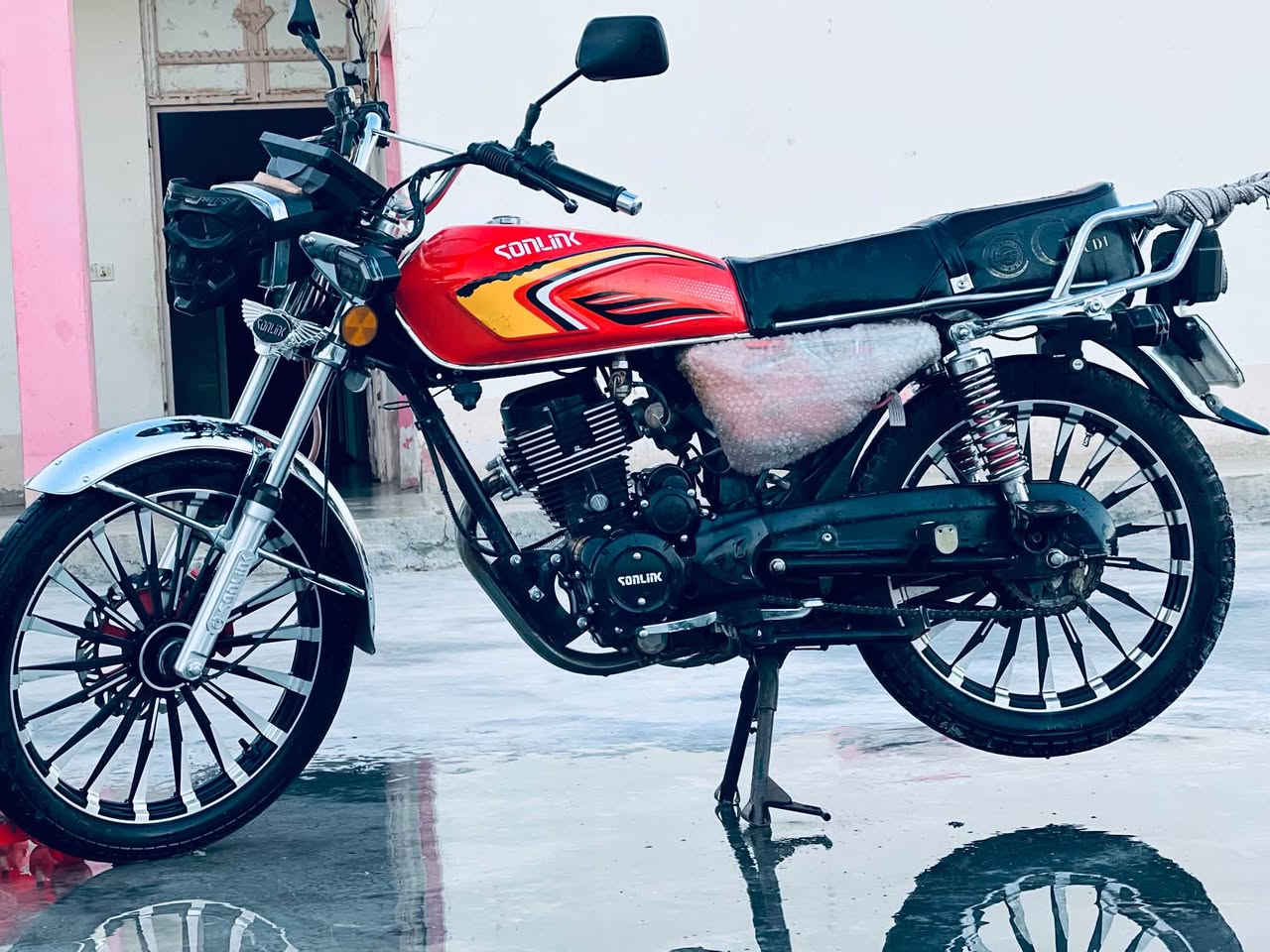 🏍️ دراجة سونليك 2025 - منفيس موجود
المواصفات:
✔️ الموديل: 2025
✔️ الحالة: منفيس وكالة نضيف حيل بعده بالحافظة
✔️ اللون: احمر / اصفر مميز
✔️ المحرك:200cc قوي واقتصادي

السعر: 750 ألف دينار عراقي
العنوان: الحويجة - تل علي
رقم الهاتف: ***********

#الحويجة #تل_علي #كركوك #سونليك #دراجات_للبيع #سونليك_2025

نص مكتوب في الصور:
- سونليك 2025 متوفر الآن السعر 750 ألف دينار عراقي • كفالة 6 أشهر العنوان: الحويجة - تل علي للاستفسار: *********** محرك قوي 150cc هيكل متين ومصمم للخدمة الشاقة نظام تعليق عالي الأداء جودة عالية • ضمان • توصيل متاح داخل الحويجة