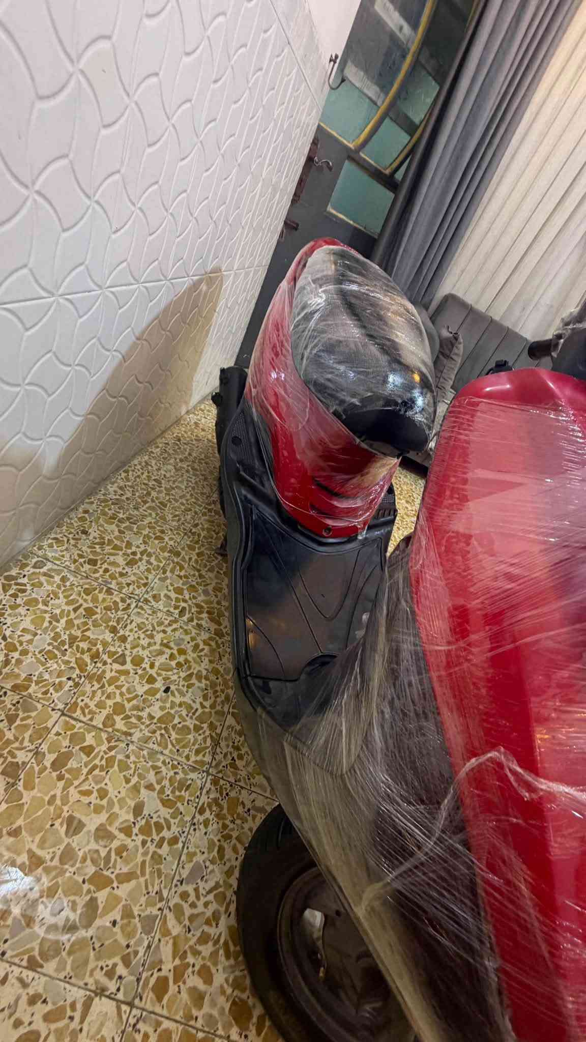السلام عليكم 
دراجه بغبغاء نوزل صارلة 20 يوم نازلة رمبة جديدة بمعنى الكلمة 
لون دم الغزال 
مابيها أي. نقص تجي تشغل وتروح 
مداريها من ناحية الدهن  من جبتها لحد الآن مرتين بدلت دهنها
بانزين محسن كله 
ختم واحد كل الكفرات  مختما من الطول لطول 
بغداد الحرية الدولعي. 
*********** 
جيب فيتر وتعال وياك
