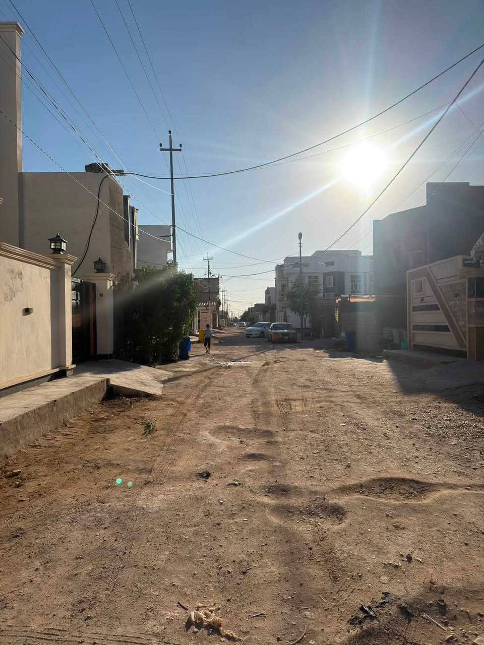 قطعة للبيع
الجغيفي الثانية 
الشارع المقابل لباب المقبرة
المساحة 221 متر
الوجه 8 ونص 
النزال 26 
شارع 10 
موقع مميز جدا 
في وسط السكن 
الارض بجر 
علق بنقطة ليصلك السعر 
الرقم ***********
مكتب التاج مجاور خدمات عمر النعيمي
