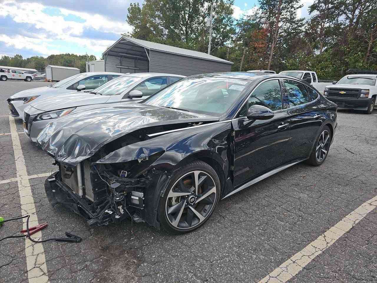 سوناتا ٢٣ فول حادث بسيط مثل ما موجود بالصور
حافة البنيد صبغ و جاملغ صوب السايق قليل بارد
محرك ١٦٠٠ تيربو 
السياره بأسم شركه تريد مداور او وكاله 
السعر ١٥٥ 
موبايل ***********

