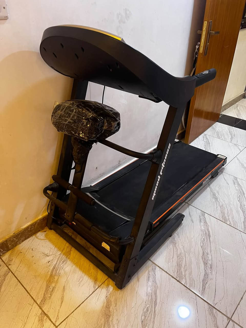 جهاز جري يتحمل 150 كيلو جبلي اخو الجديد اخذته 350 وهسه رايده 250 الف. هـ***********
