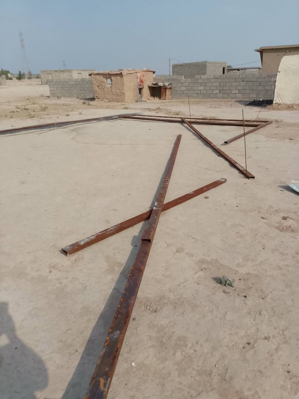 السلام عليكم 
سندويج مستخدم للبيع  11 قطعه طول القطعه 5 متر  المكان مفرق الشرقاط المجمعات للاستفسار ***********
