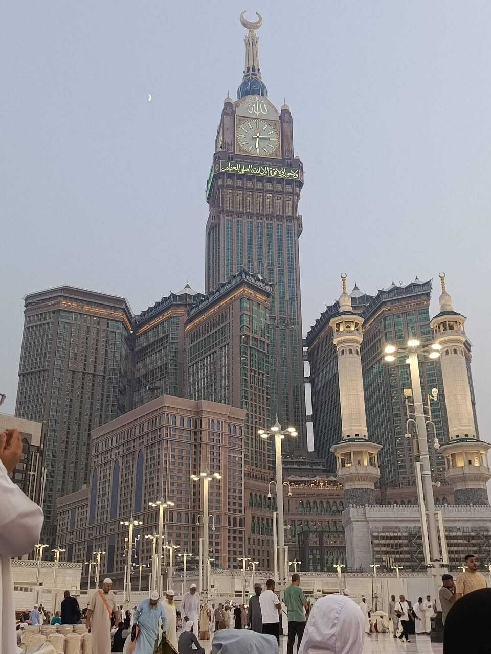 بسم الله الرحمن الرحيم
والصلاة والسلام على رسول الله ﷺ.
الحمد لله الذي بنعمته تتم الصالحات، وبعد إتمام مناسك العمرة المباركة، يستعد معتمرونا الكرام للعودة إلى أرض الوطن، بعد أيامٍ مباركة قضوها في رحاب المدينة المنورة ومكة المكرمة.
وها هم اليوم يحزمون أمتعتهم، ويستعدون للرحيل، ويودّعون أماكن طابت بها نفوسهم، وتعلّقت بها قلوبهم، وتركت في أرواحهم أجمل الذكريات.
نسأل الله أن يتقبّل عمرتهم، ويغفر ذنوبهم، ويكتب لهم الأجر والثواب، وأن يردّهم إلى أهلهم سالمين غانمين، وأن يرزقهم العودة إلى بيته الحرام مراتٍ ومرات.
مكتب المجمعي للحج والعمرة
نسأل الله لكم عمرةً مقبولة وسعيًا مشكورًا وذنبًا مغفورًا. 🤍🕋
