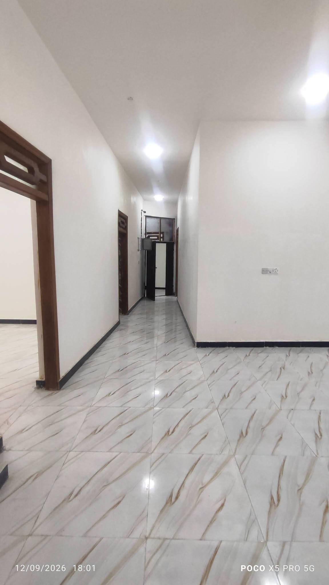 🏠 دار سكن للبيع في أبي الخصيب

📍 العنوان: أبي الخصيب – محيلة – قرب سوق محيلة
📏 المساحة: 210 متر مربع
📌 يبعد فقط 400 متر عن سوق محيلة

🔹 نوع الطابو: زراعي عراقي – نموذج 25
🏗️ بناء حديث فارغ وجاهز للسكن

يتكون الدار من:
🛏️ 3 غرف نوم
🛋️ ديوانية
🏠 صالة
🍽️ مطبخ
🚿 صحيات داخلية وخارجية

🛣️ يقع على شارع 10 متر تبليط
💡 تتوفر كافة الخدمات: ماء، كهرباء، إنارة، تبليط
🏘️ منطقة جديدة ومخدومة وجميلة

💰 السعر: 118 مليون دينار عراقي
✅ قابل للتفاوض

📞 للاستفسار والاتصال:
***********

نص مكتوب في الصور:
- 12/09/2026 18:01 POCO X5 PRO 5G
- 12/09/2026 18:01
- POCO X5 PRO 5G
- 12/09/2026 18:00 POCO X5 PRO 5G
- 12/09/2026 18:00