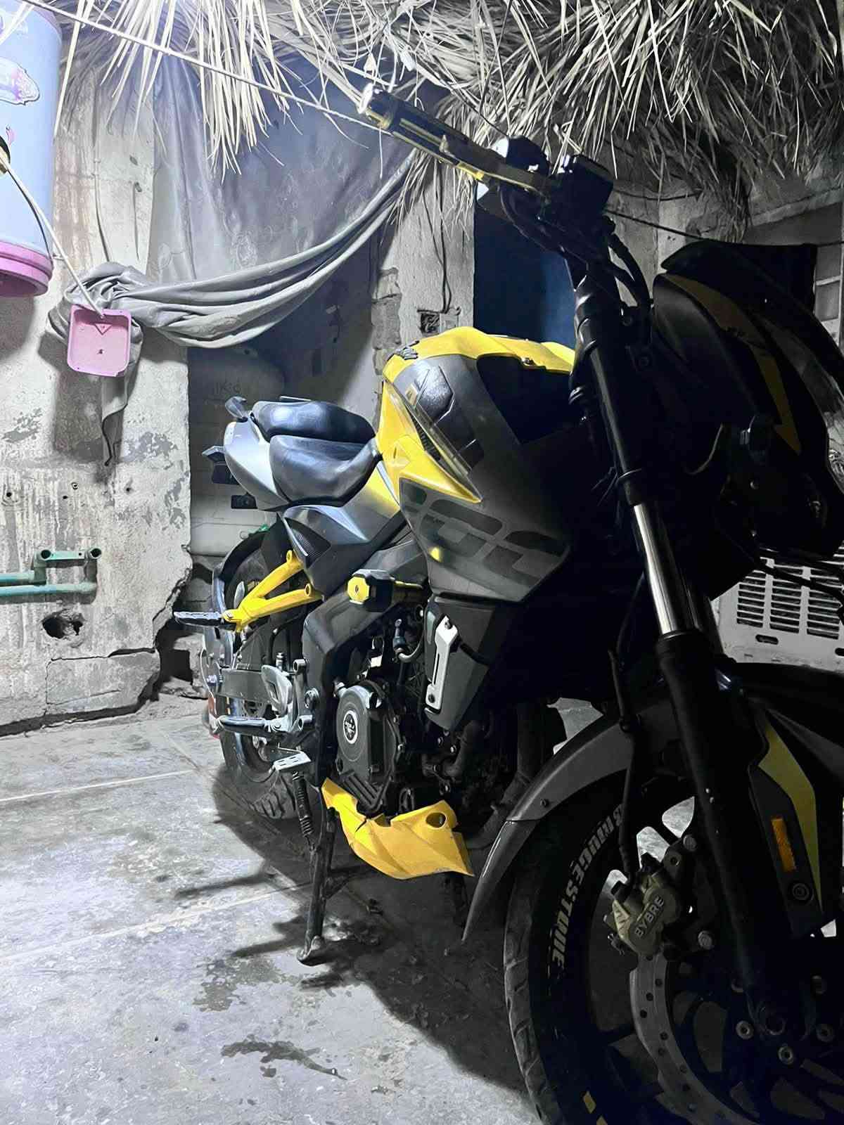 صباح الخير جميعاً…
الحلال ماشاءالله للبيع 
الاسم: بولسر NS200
النشأ: هندي مثل رافينيا😂
الموديل: 2019
التفاصيل: دراجة خير من الله مكينة 200cc تسارع كلش حلو السرعة القصوى 150km بالساعة تصلح للمبتدئين الي يحبون يدخلون عالم الـ sport بيهة تزويدات مثل سلايدرات بطح ويدات سكليتر بطح من شركة ريزوما المعروفة اكيد و عمبار بريك خلفي مال هوندا الاصلي وحاولت اضيف عليها فچوچ برمبو بس للاسف ما رهمن وياها لان القاعدة تختلف وبيهة ايضاً دوسات كلچ وبريك امامي رياضي يعني تقسم الدوسة على مزاجك مع شكل رياضي جميل جداً، بالنسبة للمكينة مفتوحة اكيد لكن ما يعيبها ايشي، والتبريد راديتر ماء اكيد كهربائياتها كلها سليمة ونگرة سلف تشتغل الدراجة 
اوراق اصولية يعني بس يفتح الترقيم تروح ترقم ومحد يگلك على عينك حاجب
بالنسبة للسعر ولله الحمد رايدها 12 ورقة وبيهة مجال للشراي ومكانها نجف وتشرفونا 
***********
واتساب متوفر اكثر من الفيس والماسنجر
