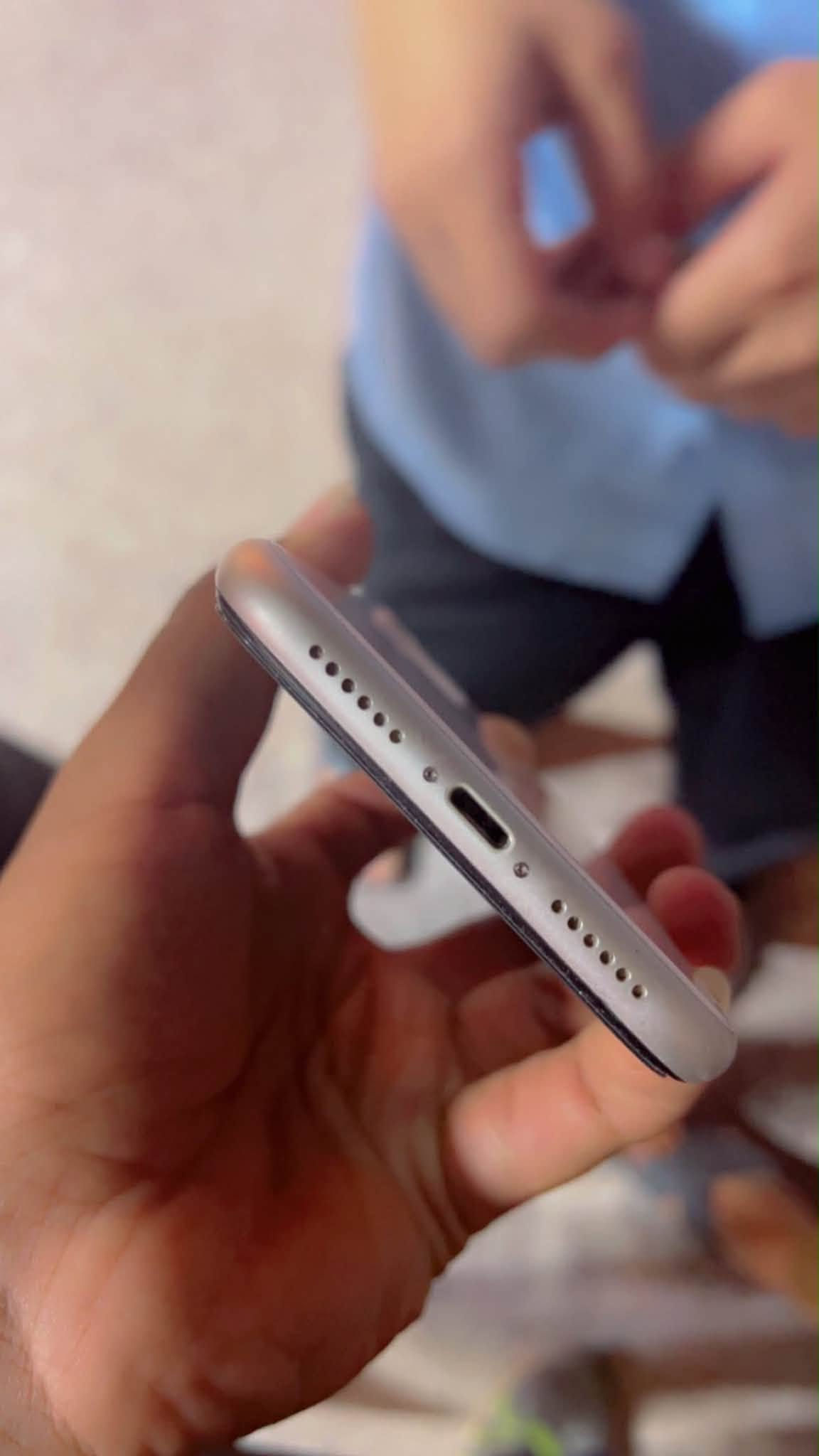 آيفون ١١ • شاشة متضررة • بطارية ٧٤