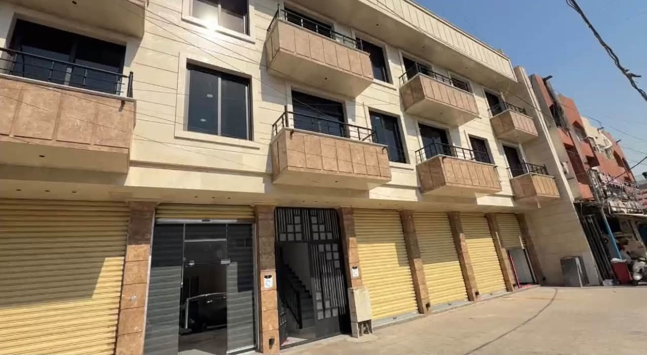 الكرادة • محلات فارغة • واجهات رصيف