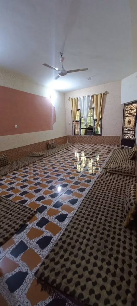 السلام عليكم بيت للبيع
مكون من طابقين الطابق للاول غرفتين ومجمع وربعة ومطبخ وحمام... والطابق الثاني مكون من ٣ غرف ومجمع
المساحة 340 
السعر 60
*********** مكتب زيد للعقار 
للعلم البيت بيه معاملة طابوا بالبلدية حاليا 
مكان البيت منطقة العيث
