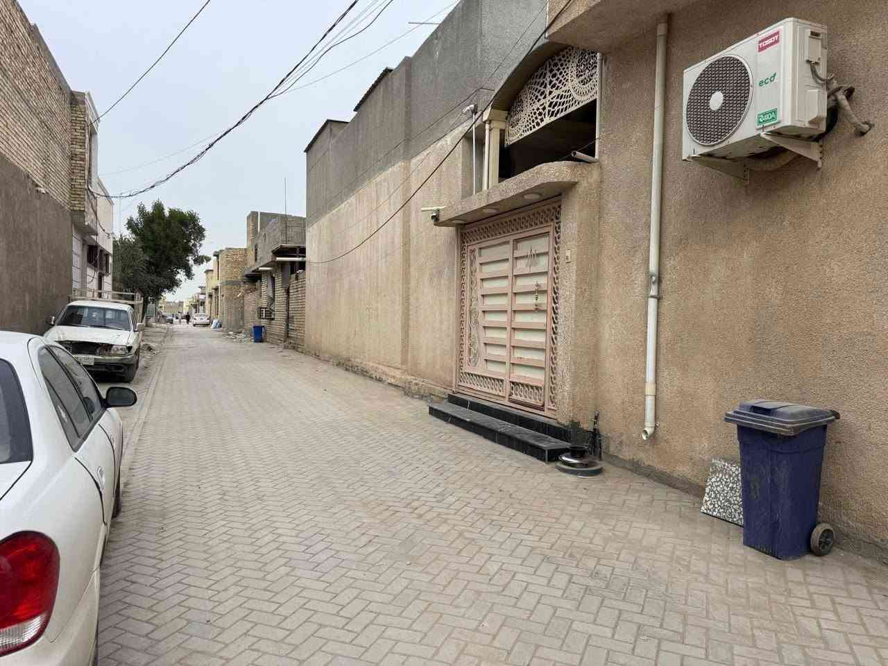 بنايه للبيع ركن المساحه 200 متر تحتوي على محلات عدد 3 ودار طابقين غرف نوم عدد3 صحيات عدد 3 صاله +استقبال +مطبخ حار بارد بناء حديث طابو زراعي سند 25 العنوان حي اور سبع قصور شارع ابو علي قرب جامع الحمزه للاستفسار الاتصال على الارقام 
***********
***********
