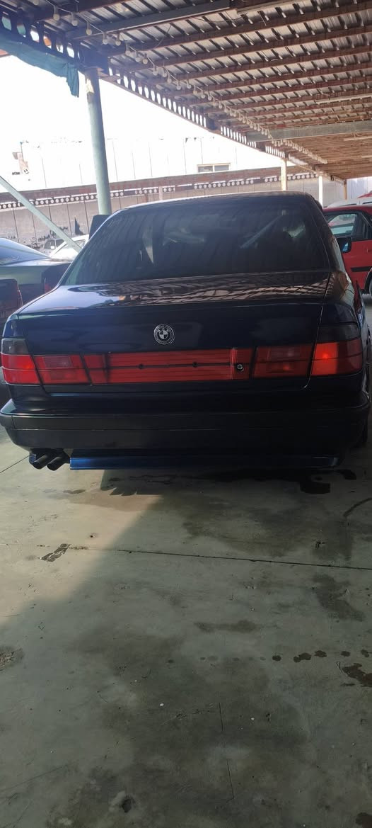 ماشاءاللە تاقانەی سلێمانی 🇩🇪💙
،BMW 1993 . 525 iA تۆماتیک بیلاد 
وارد یابان . فول فول بەس سلاید نیە ئاڕمی پلاستیکی سلێمانی بەشەرتی ئەوەلیات و حاسیبە . 
گێڕوو مەکینەو تەقەو ڕەقەو کارەبایەتی یەشەرت 
تەبرید گەرمی و سارد لەسەر سویچ 
مواسەفات . تەعدیل سورعە 
ناو فۆڕمیکا 
تەبرید 
کوشن جلد 
4جام کارەبا 
2لایت ئەڵقە 
پێش پان 
کامل کراوە بە ئێم M 
چوار تایەو ویلی لۆکی حەسیری بە ژێر دایە 
دەعمی نیە پێش و دوای کەپس 
 بۆیاخ کراوەتەوە لەسەر ساغی 
 نرخی خوار هەموو بازار 56 و معامەلەیەکی برایەنە . ناونیشان سلێمانی . بۆ زانیاری زیاتر پەیوەندی بکەن بەم ژمارە تەلەفۆنانەوە 
*********** 
*********** السليمانية, العراق
