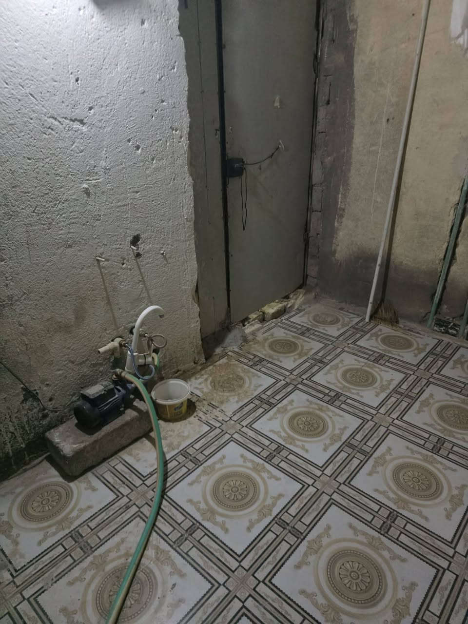 السلام عليكم بيت زراعي للبيع مساحه ١٠٠م
تفاصيل البيت غرف ١+ صاله + مطبخ + ديوانيه + صحيات 
المكان سوق الشيوخ حي العسكري شارع الإطفاء قرب شارع الإمام علي 
السعر ٢٤ مليون وبي مجال قليل 
للاستفسار *********** واتساب ***********
