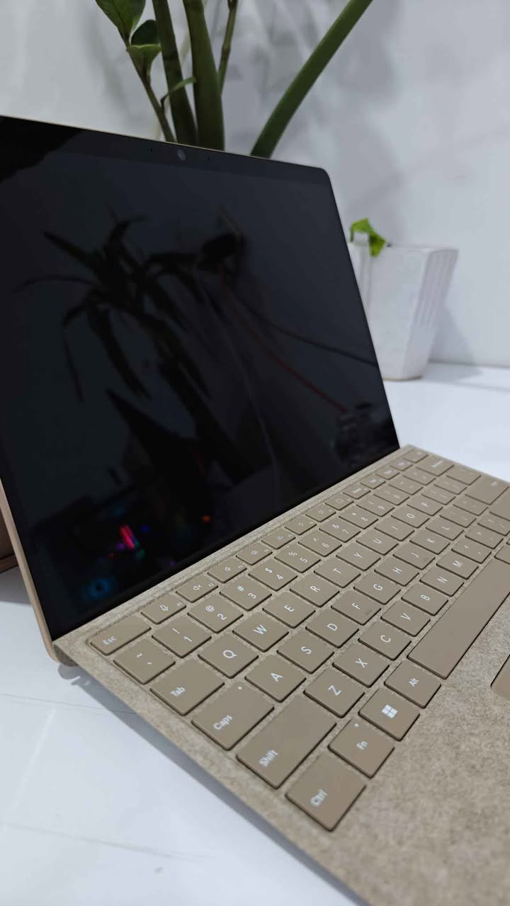 🌟 للبيع: أحدث جيل من سيرفس برو - Microsoft Surface Pro 11 (Copilot+ PC)

*اللون الذهبي المميز

* المعالج: Qualcomm Snapdragon X Plus بـ 10 أنوية، مع وحدة NPU للذكاء الاصطناعي (أداء فائق وسرعة استجابة).
* الذاكرة (RAM): سعة 16GB LPDDR5x لأداء سلس في تعدد المهام.
* التخزين: 512GB SSD (فائق السرعة وقابل للإزالة/التطوير).
* الشاشة: شاشة لمس PixelSense Flow مقاس 13 بوصة، دقة 2.8K (2880x1920)، بمعدل تحديث 120Hz لتجربة بصرية فائقة السلاسة.
* البطارية: عمر بطارية استثنائي يصل إلى 14-15 ساعة من الاستخدام المتواصل.
* الكاميرا: كاميرا أمامية بدقة 1440p (Quad HD) وكاميرا خلفية 10MP تدعم تصوير 4K.
* الاتصال: يدعم أحدث تقنيات Wi-Fi 7 ومنفذي USB-C (USB4).
* نظام التشغيل: Windows 11 Pro الأصلي.
* خاصية Face-ID 
* الحالة : نظيف جدا بدون بوكس
* البطارية 🔋: مشحون 4 مرات

السعر : 
1- الجهاز فقط 1،450،000
2- مع كيبورد اصلي 1،600،000
3- مع كيبورد و قلم اصليات 1،675،000

للتواصل والاستفسار: ***********

* ضمان اسبوعين

https://t.me/epic_store2
------------------------------
ملاحظة للمشتري: الجهاز مثالي للمهندسين، المبرمجين، والطلاب، خاصة مع سهولة فكه وتطوير قرص التخزين فيه. بغداد, العراق
