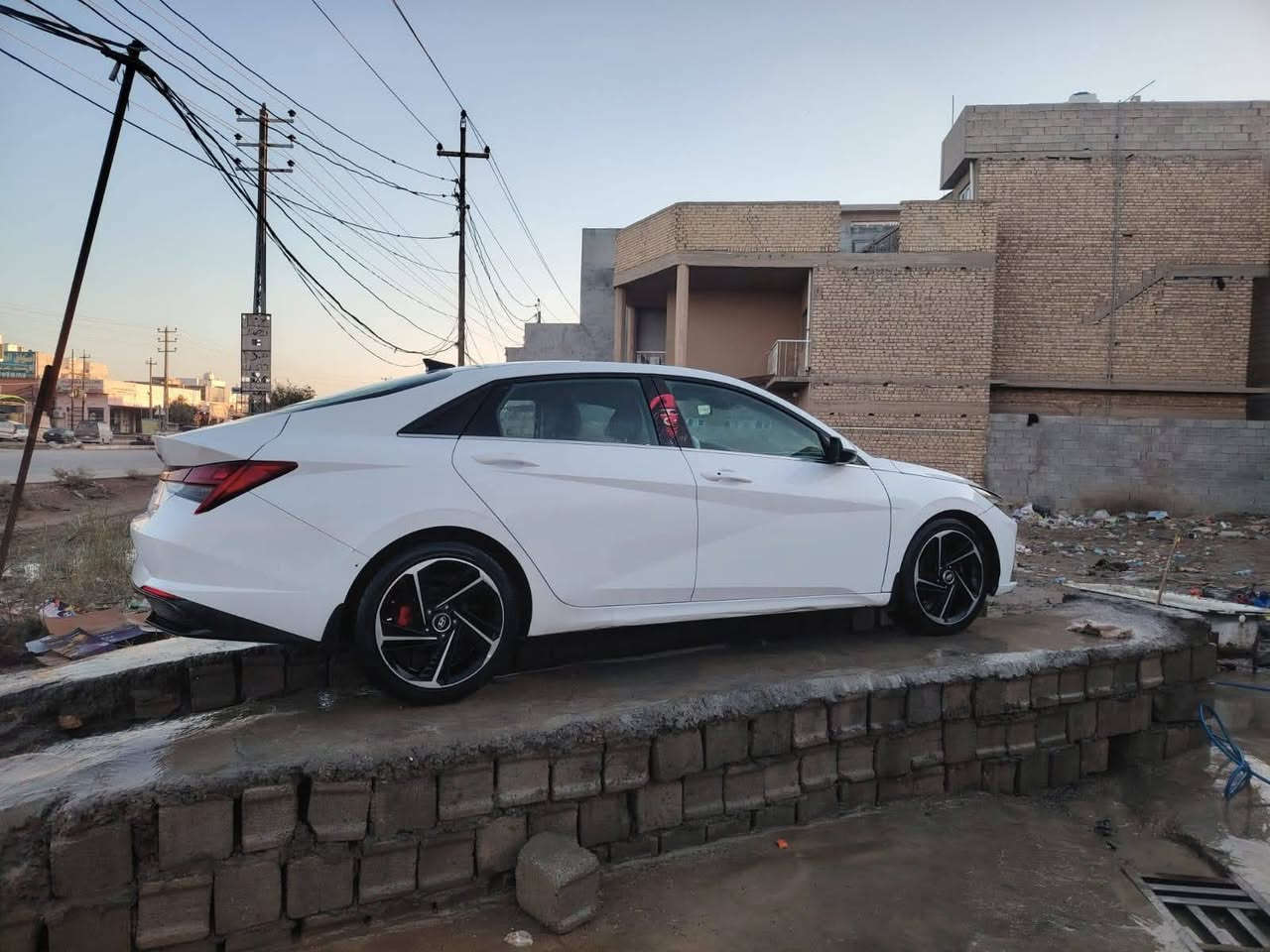 🚘 للبيع النترا 2022 هايبرد🚘
🔹 اللون: أبيض
🔹 المحرك: 1600 هايبرد
🔹 وارد امريكي
✨ فول مواصفات 
ماشه 90 ميل
باسمي شخصيا تحويل مباشر
✔️ فتحة سقف 2 طكه
✔️ بصمة 
✔️ حساسات أمامية وخلفية
✔️ نظام ترحيب
✔️ 
✔️ شاشة أصلية تدعم Apple CarPlay و Android Auto
✔️ 3 وضعيات قيادة (Eco / Normal / Sport)
✔️ نظام ABS
✔️ تبريد ثلاجة 
وبيهه هواي مواصفات سيارة فول للاخير 
📌 الدهن كله أصلي
💰السعر المطلوب 128وبيهه مجال 
📍 المكان بغداد مدينة الصدر
***********

نص مكتوب في الصور:
- ١٤ أيار، ٢٠٢٤ 1:15 ص ٢:٠٨