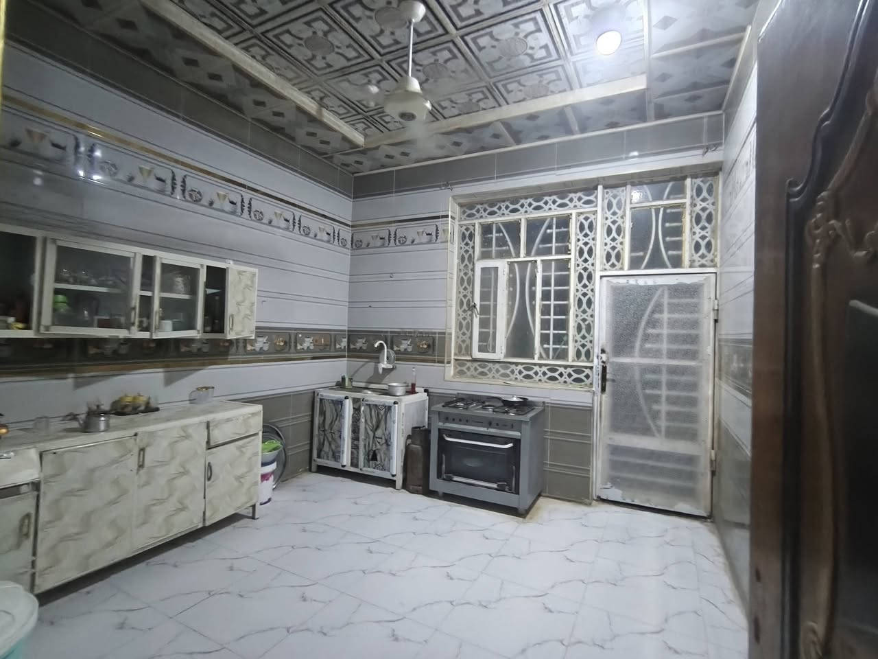 سلام عليكم ورحمة الله وبركاتة 
البيت البيع زراعي مساحة 200 متر 
العنوان البيت الدجين شارع حجي كشكول نهايه التبليط
قرب جعفر ابو الباله ب ركن
سعر البيت 45 مليون وبيه مجال 
رقم الهاتف ***********
البيت غرفتيان او مطبخ كبير وصاله كبيره وبه حديقه بي مخزن
لوحته ام مغاوس بيت نظيف 
🩵🩵🩵
