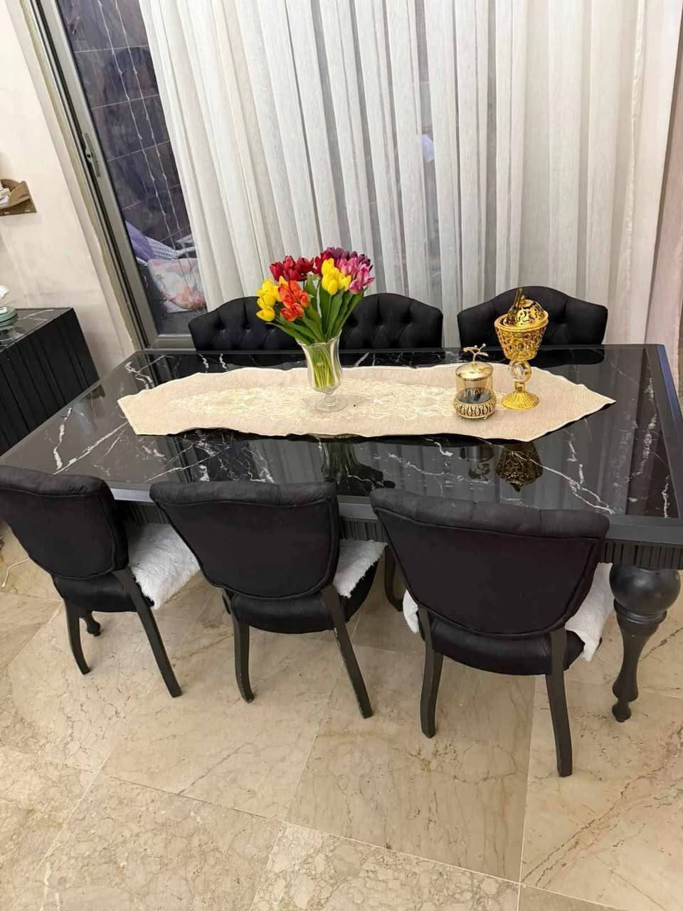 سلام عليكم اخوان غرفت طعام تركيه مكونه من ست كراسي +الميز +الكنسول +المريه خشب زان السعر 900الف وبي مجال 
للتوصل *********** فقط واتساب
