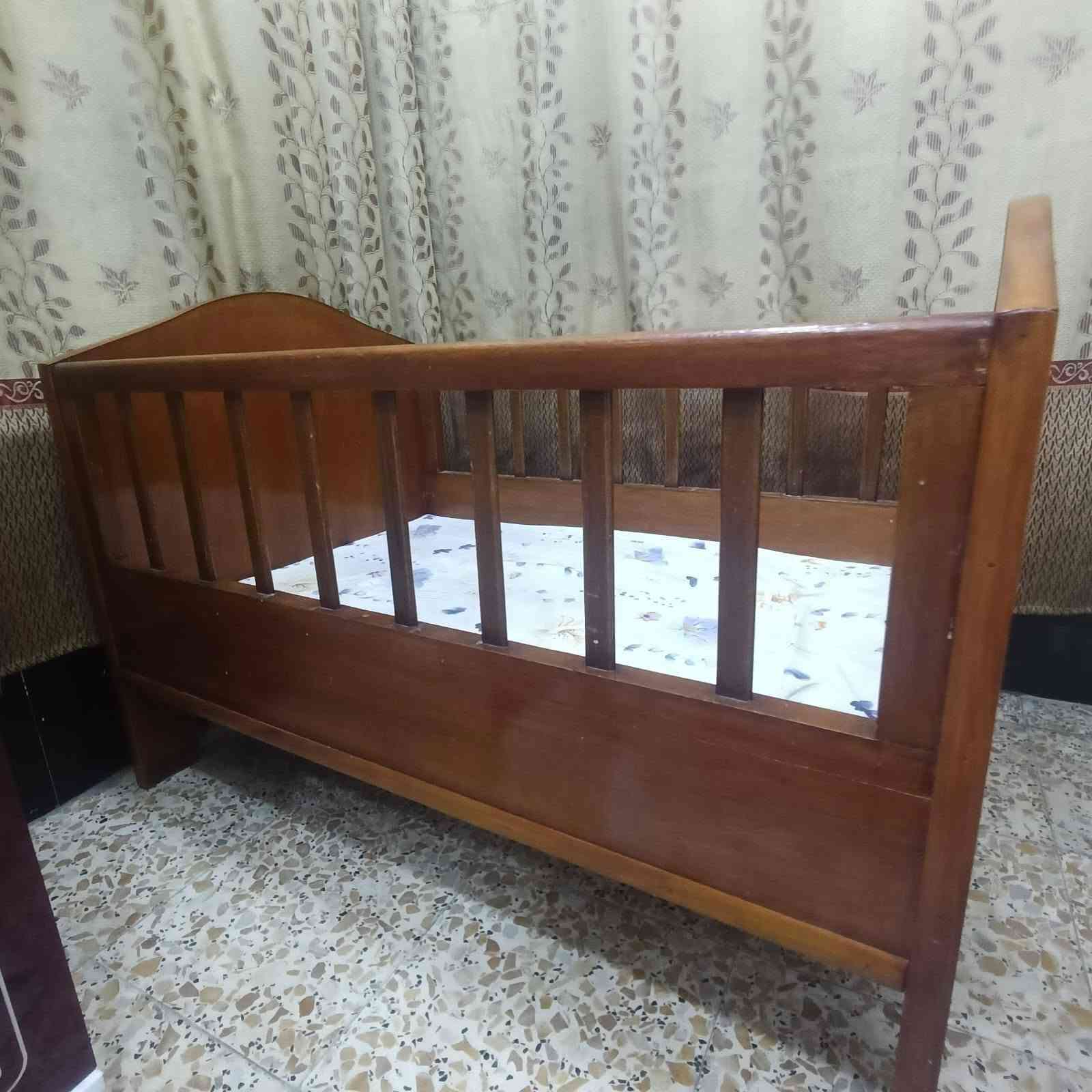 السلام عليكم للبيع سرير اطفال  ارتفاع ٩٤ عرض ٩٠ طول  ١٣٨  وياه دوشك سفنج اصلي السرير شغل درجة أولى  مكاني بغداد حي النصر هاتف ***********  [ السعر ١٥٠ ]
