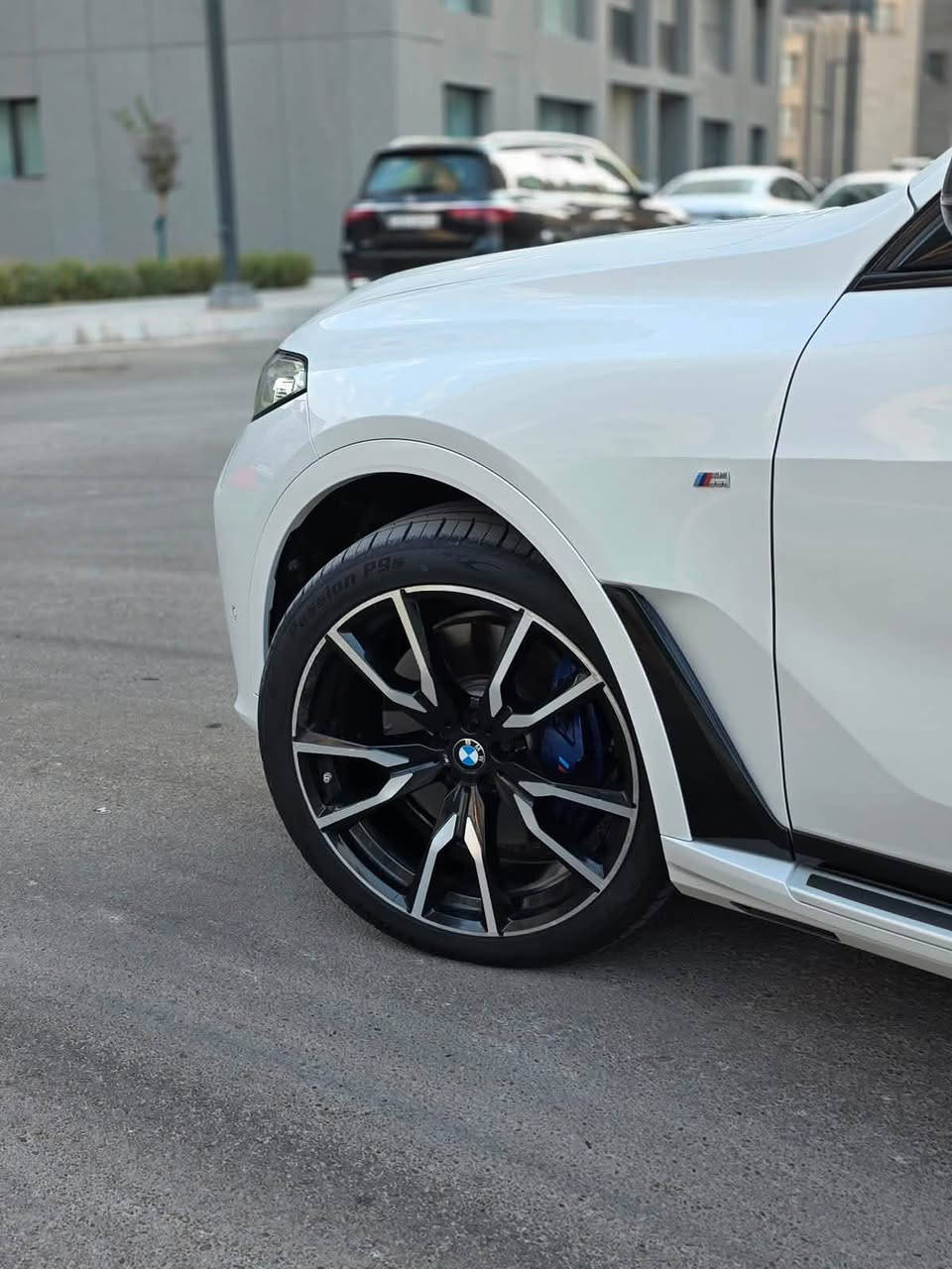السلام عليكم 
للبيع 
BMW X7 xDrive50i V8
M Sport Package
وكالة العروش ضمان  مكفوله من الضربه والصبغ فقط بارد بل باب الخلفي 
الموديل  2019 
سبعه راكب داخل قرميدي تبريد كشنات +مساج كشنات 
تبريد تسخين اكواب 
المحرك: 4.4L V8 Twin Turbo
القوة: 456 HP
دفع رباعي xDrive
بنوراما 
سماعات هارمن كاردن 
كاميرات 360 
* حساسات أمامية وخلفية
ستيرن كهرباء 
داتا شو 
السياره داخله ادامه يم منتضر اوتو 
تخم تايرات جديد 
وهوايه بيها مواصفات متخلص 
رقم اربيل ب اسمي
مكان السياره بغداد 
‭-(***********‬)-
