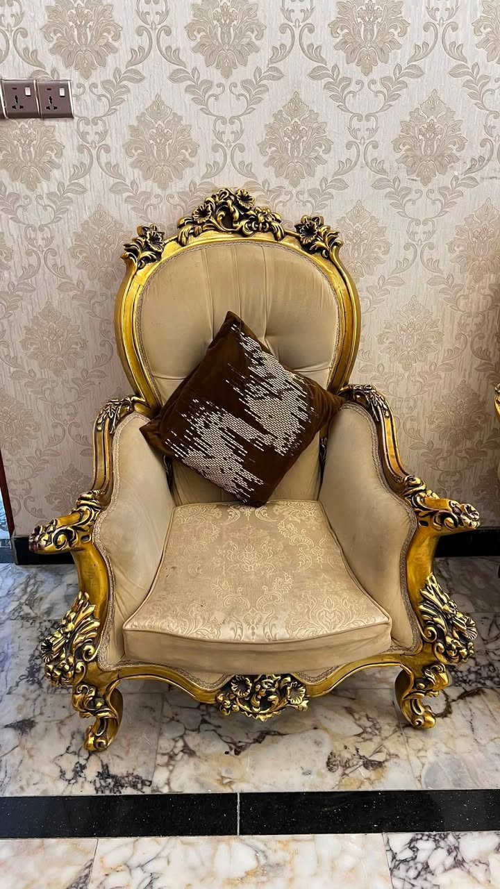 طخم ملكي زان يتكون من ثنين كبار " 3 نفرات " واربعة كرسي " نفر " وثنين كراسي " نفر " مع ثلاث طبلات زجاج مع الطخم 

الطخم مستعمل بس بحاله نظيفة يرادلهه تنظيف شوي واسفنج شوي 

مكاني البصرة 
رقمي : ***********
السعر : 1200000 " مليون وميتين " وبي مجال للشراي
