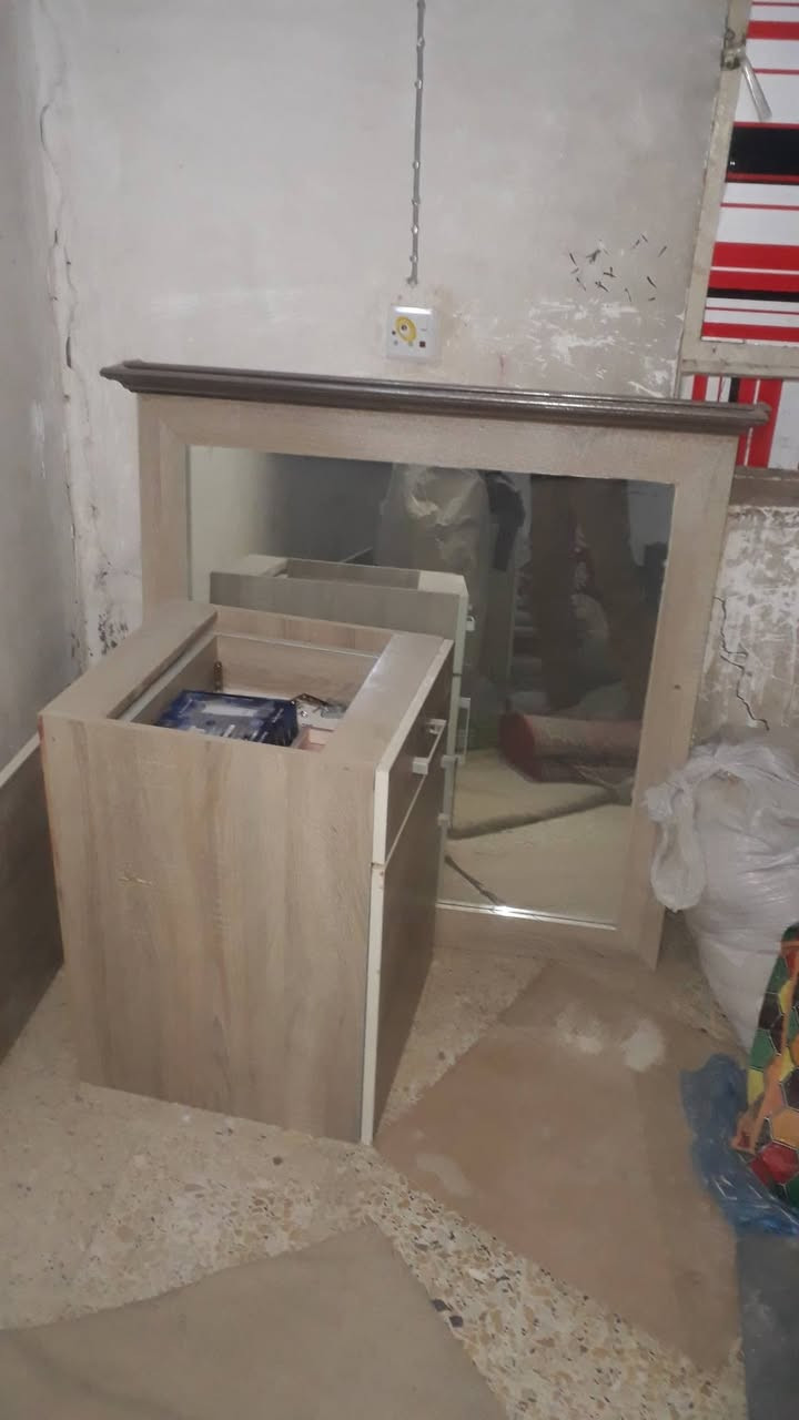 ديكور حلاقه للليع مرايتين + كومديات ٢+جراره عدد٣ الديكور باله نضافه ٩٠ بالميه 
السعر ٣٥٠ قفل ***********4
