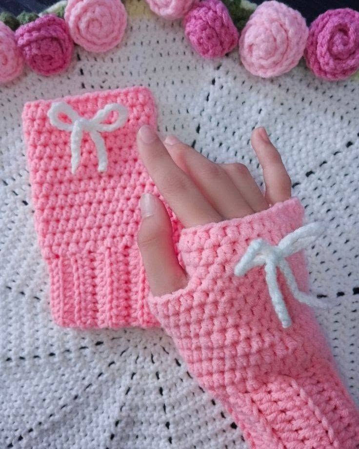 🧶✨ كفوف كروشيه ناعمة وأنيقة ✨🧶

للبنات والشابات 💕
تصميم أنيق ودافئ، ومناسب للشتاء ❄️🤍
ومزينة بتفاصيل الدانتيل والفيونكة 🎀

🧤 حياكة يدوية وبذوق حسب الطلب
🎨 ممكن تنفيذها بألوان مختلفة حسب رغبتچ
💌 للطلب والاستفسار راسلونا خاص

لا تفوتچ هالقطعة الحلوة، اختاري لونچ واطلبيها من هسه 🤍🧶

📍 النجف الأشرف
