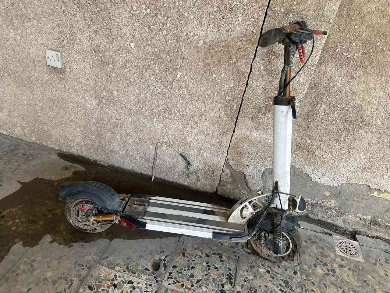 سكوتر كهربائي • بطارية ميتة • بيع بحالته