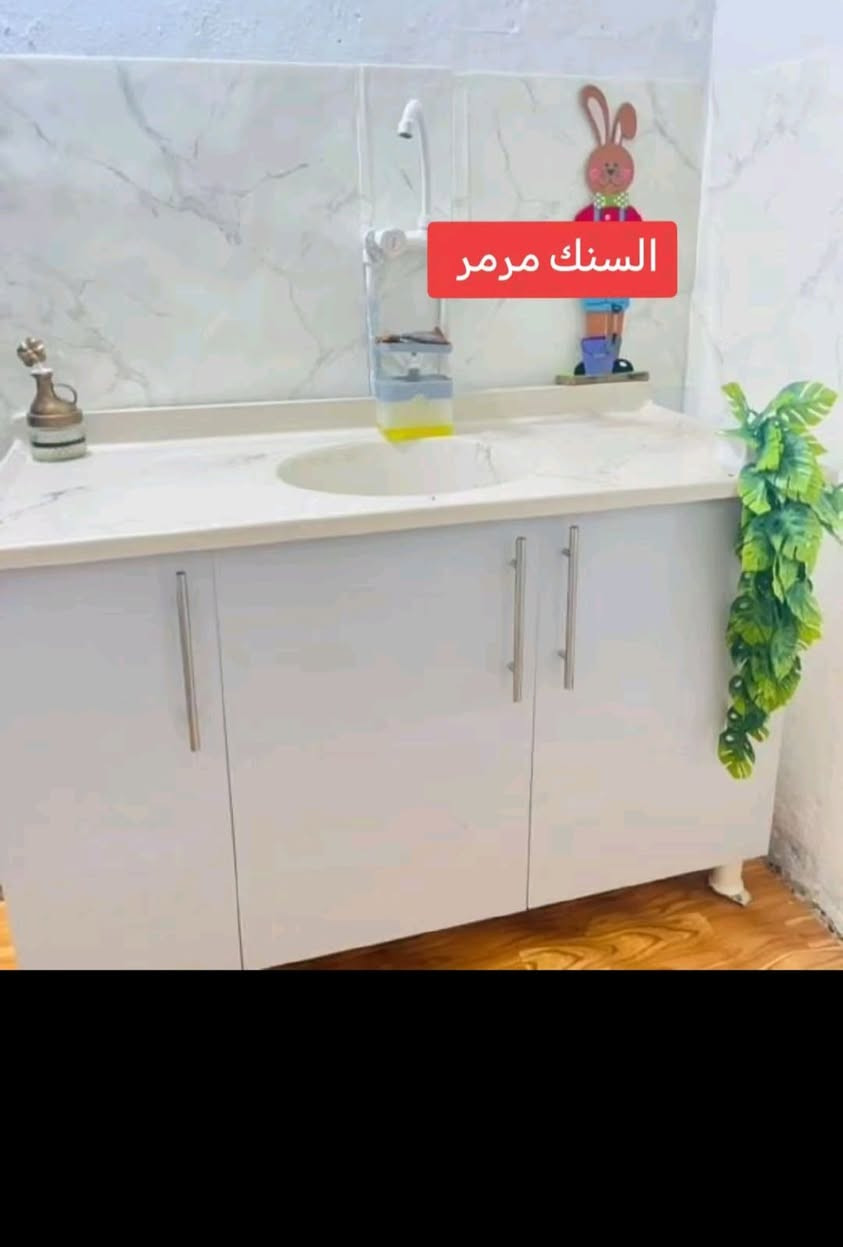 #كاونتر خشب للبيع اي استفسار راسلونا خاص ودزو صورة الموديل

نص مكتوب في الصور:
- تصوير الزبونة للكاونتر الخشب، الف عافية
- كاونتر خشبMDF مترين
- وسنك مرمر متر و20سم ب320 الف
- واتساب للحجز ***********
- السنك مرمر