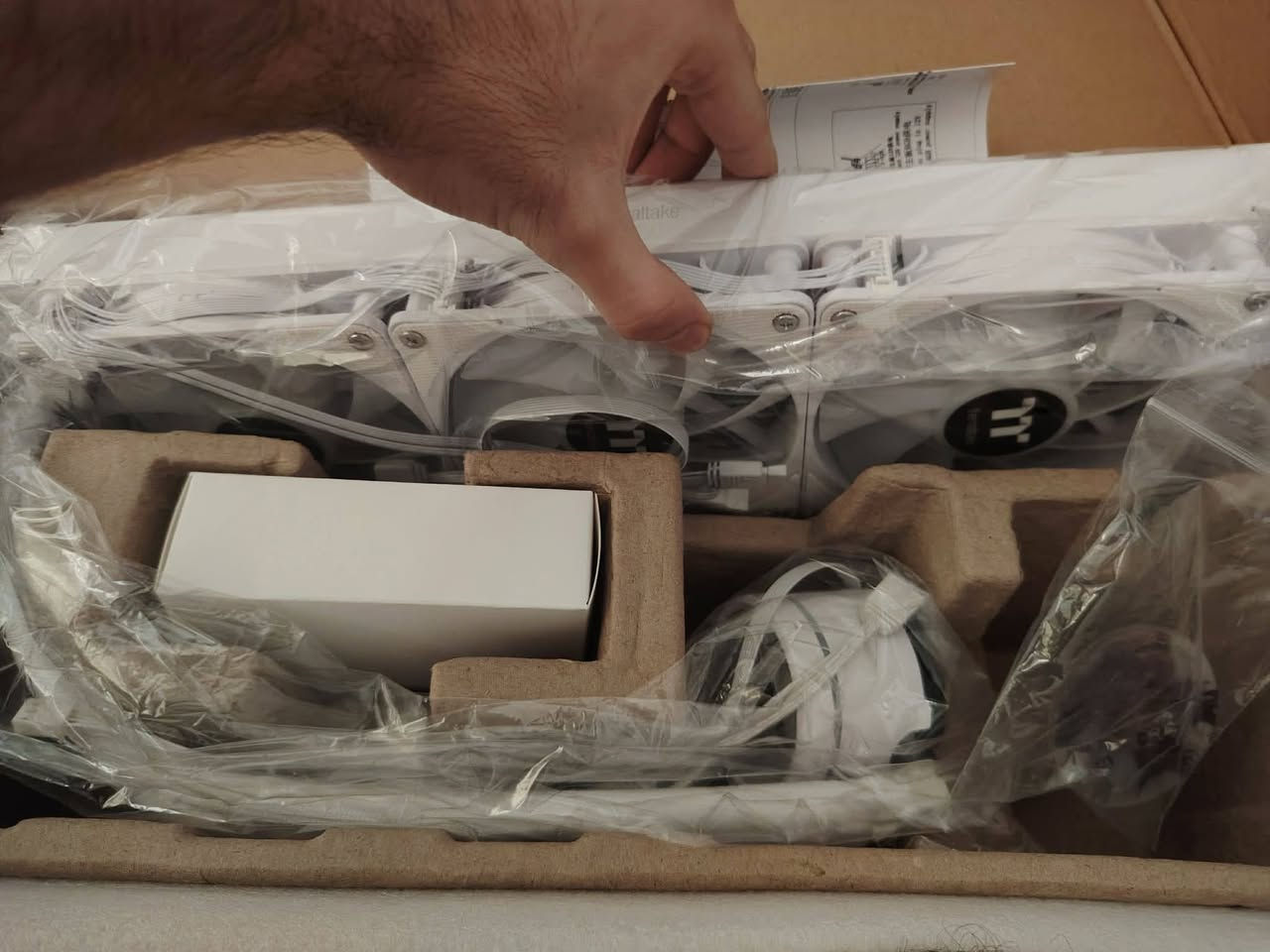 للبيع مبرد مائي +مزود طاقه جدد مو مستخدمين سعر المبرد 135+سعر مزود طاقه 90 للتواصل واتساب ***********
