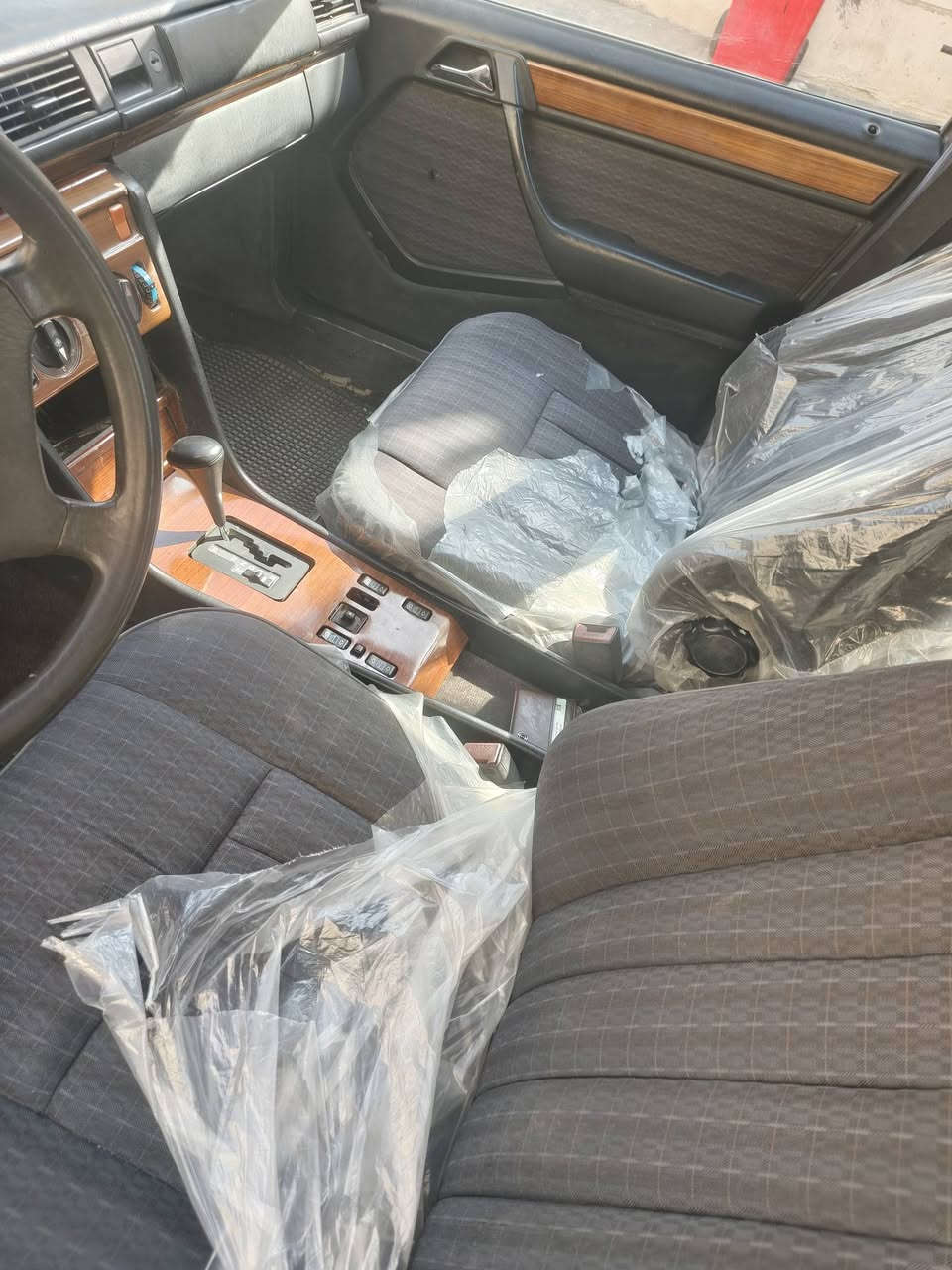 مارسيدس E230
مديل ١٩٩٣
رقم نجف 
محرك ٤ سلندر 
اريل كهرباء 
تبريد ثلج 
باتري جديد 
غرفة جديدة 
صدر جديد سلايت طكتين
سيارة منضومة رتديترات جديدة انسة الحماوة
سعر ٧٤ وبيها مجال 
عنوان بغداد 
رقم الهاتف ***********
