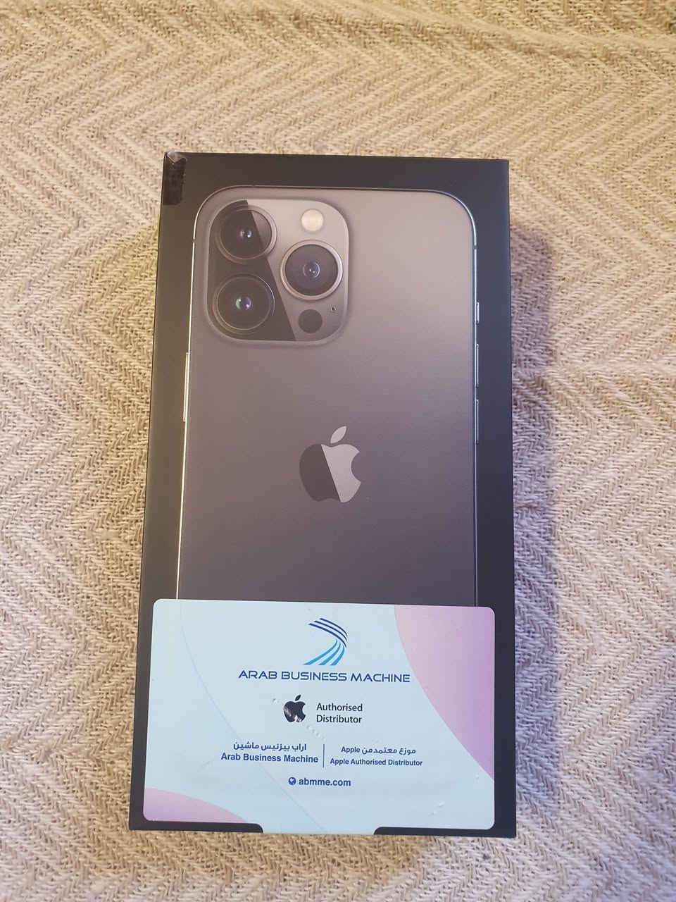 السلام عليكم .. للبيع فقط  iphone 13 pro
ايفون 13 برو ذاكرة 128 گيگا بايت عربي اصلي شرق اوسط ضمان وكالة ABM
الجهاز مستعمل استعمال نظيف و قليل 
حاله حال الجديد ما بي اي ملاحظة ولا اي خلل 
بلادي بوضع الشركة من اشترينا الى هسة ( يعني بيد وحده ما مبيوع ) .. هيلث البطارية 88 
ملحقاته كلها كاملة الباكيت و السماعات و ويا شاحنة اصلية .
السعر 625 الف دع  
المكان بغداد الرصافة
الجادين بالشراء الاتصال : ***********
مع الشكر
