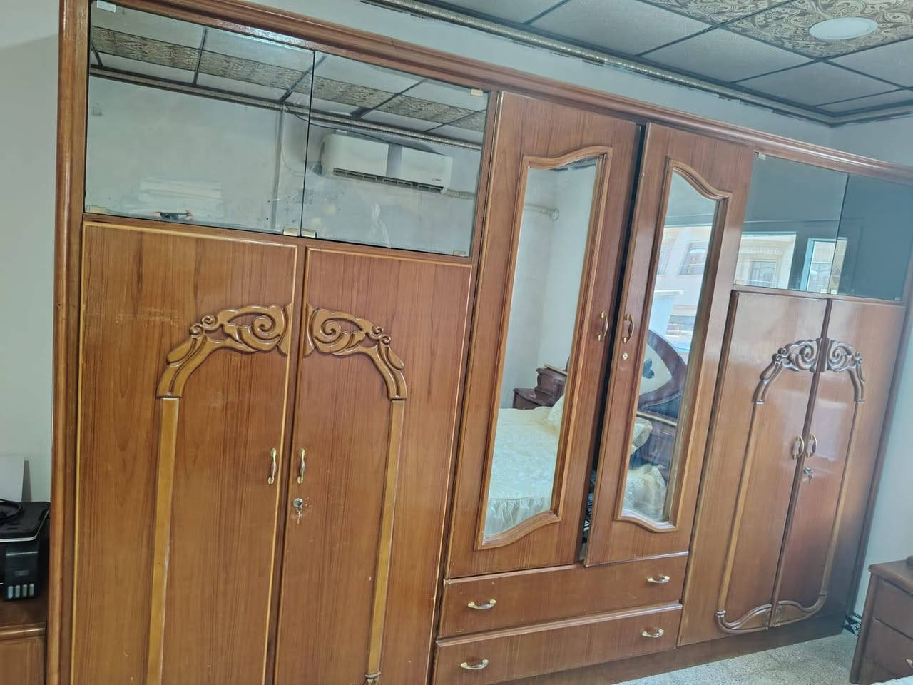 غرفه خشب عراقي ثقيل فصال حديث
السعر 800 الف و بي مجال 
للتواصل ***********
