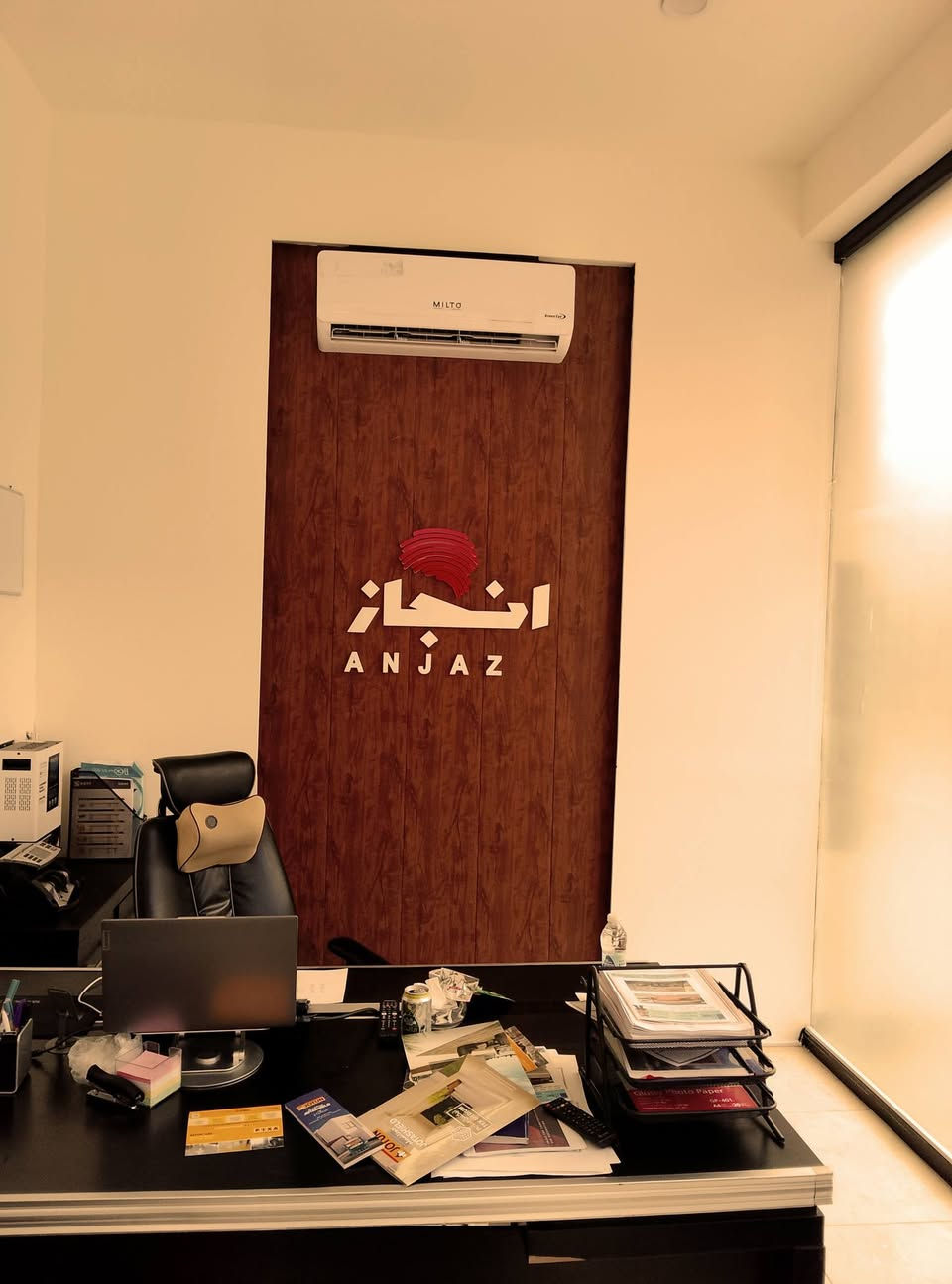 سلام عليكم لبيع 
ميز مال شركات اسود وكرسي مالته 
وقنفات سود تخم عنوان بغداد التاجي
***********
