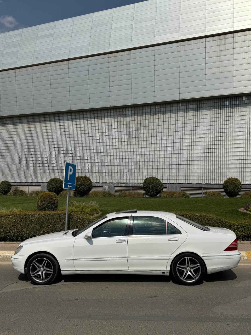 مارسیدس خەواص S500 - V8مۆدیل ٢٠٠١ ، دەرگا لارج ، فول مواسەفات ، سڵایت ، پەردە ، دەبڵ جام ، پێش و دوا حاسە ، شاشە ئایپاد ، كوشن جلد و هیتەر و خەزن و سیاحی ، دەبڵ و چوپەكانی ئیشەكات ، گێر و مەكینەی بەشەرت سەوت و بوخار و بێ كرانەوە ، پێش و دوای چركەی نیە ، كامل كارەبای هەمووی ئیشەكات ،كۆدی هەیە باركۆدی وەرگرتووە ، لێدراوی نییە ، ٦ پارچە بۆیاخە ، سەقف و شانی بۆیاخ نیە ، لە سلێمایم موشتەریت تێل بكە لە خزمەتام جوابی نامە نایەمەوە هەموو شتێكم نووسیوە لەگەڵ ڕێزم
سعر ٥٨ گەڵا - *********** السليمانية, العراق
